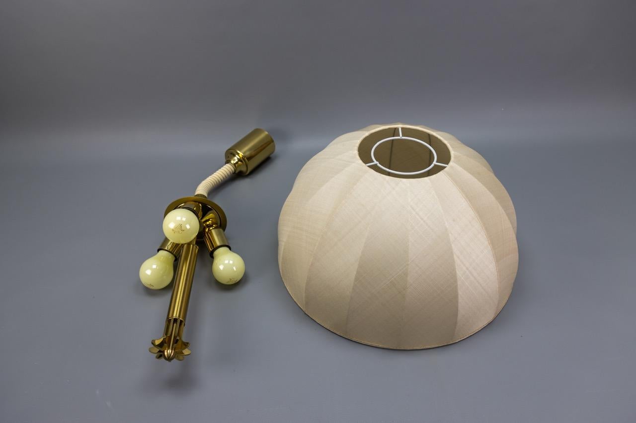 Lampada a sospensione in ottone e paralume in tessuto beige chiaro ad altezza regolabile, Germania in vendita 12