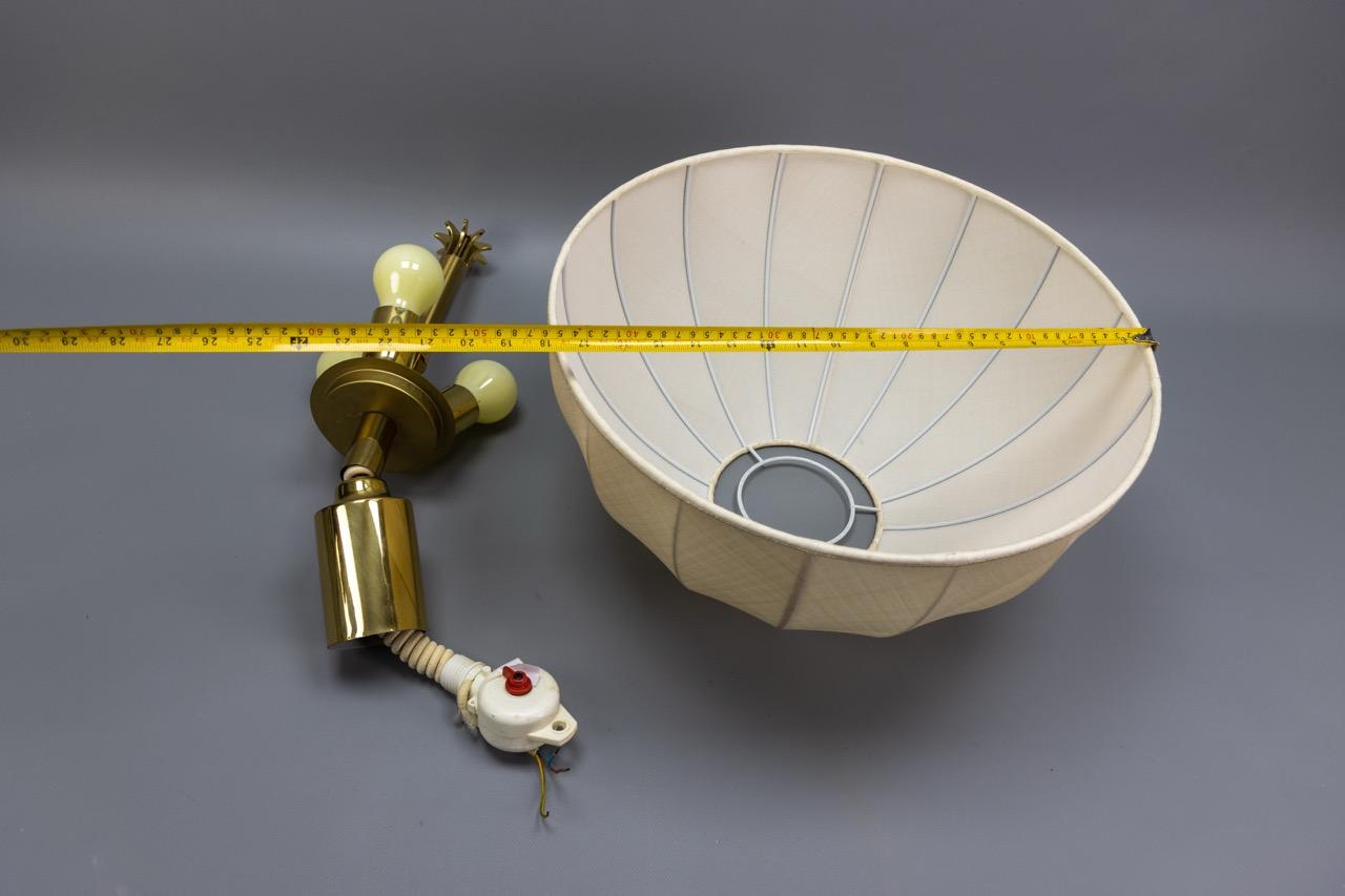 Lampada a sospensione in ottone e paralume in tessuto beige chiaro ad altezza regolabile, Germania in vendita 13