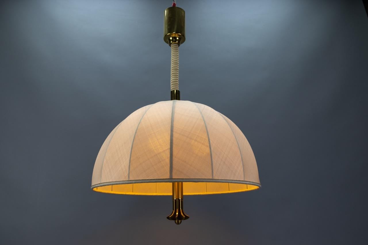 Scandinavo moderno Lampada a sospensione in ottone e paralume in tessuto beige chiaro ad altezza regolabile, Germania in vendita