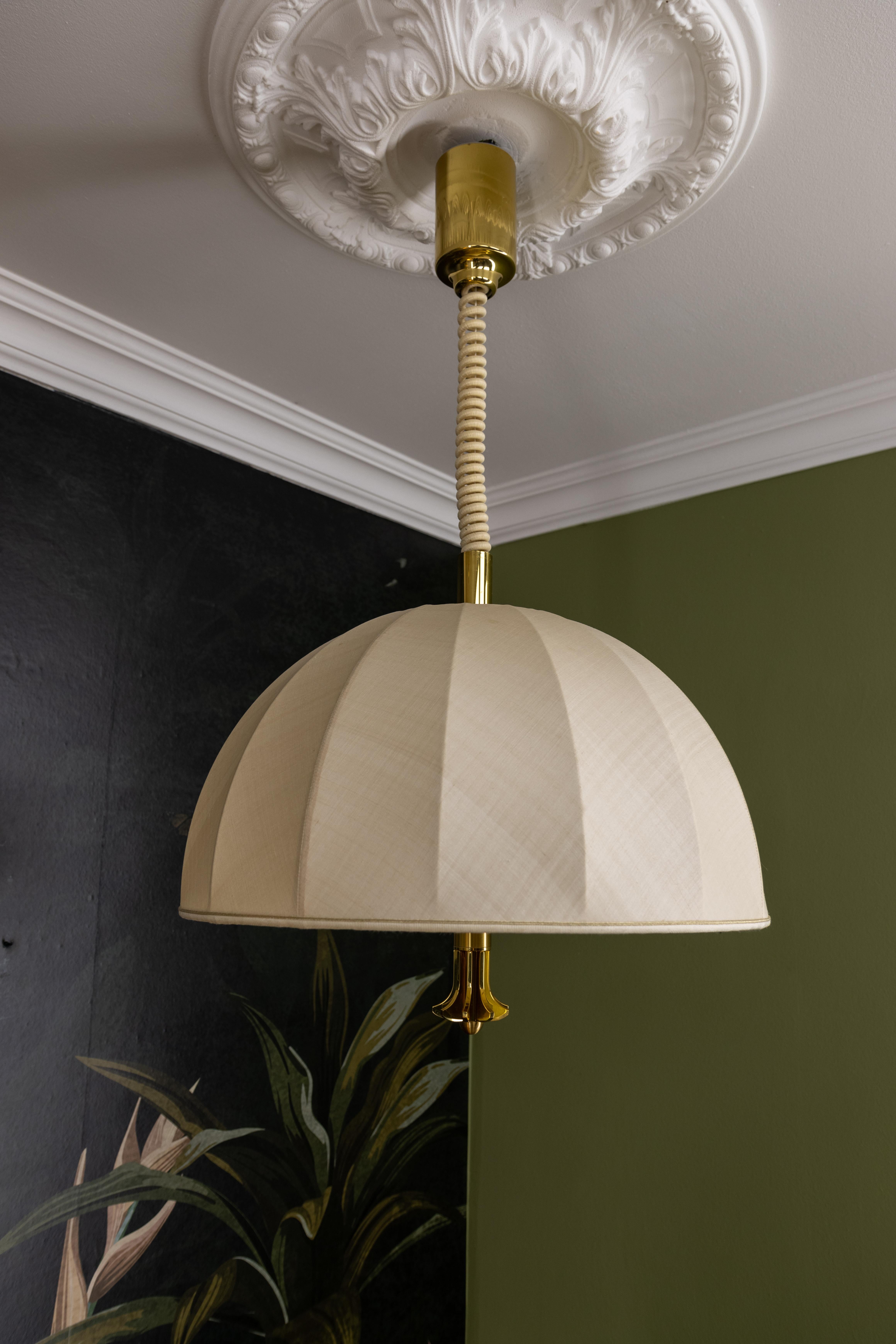 Lampada a sospensione in ottone e paralume in tessuto beige chiaro ad altezza regolabile, Germania In condizioni buone in vendita a Barntrup, DE