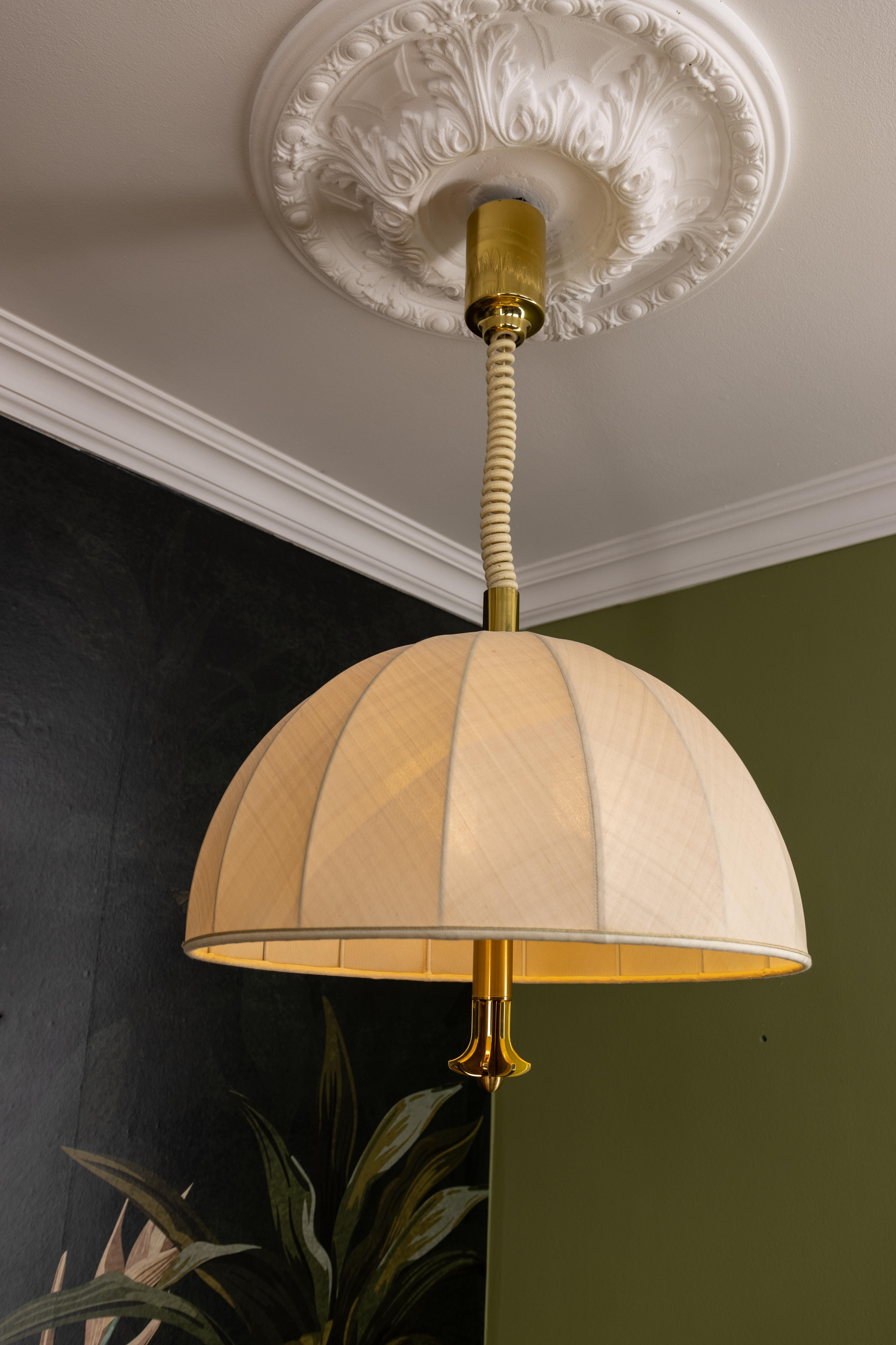 XX secolo Lampada a sospensione in ottone e paralume in tessuto beige chiaro ad altezza regolabile, Germania in vendita