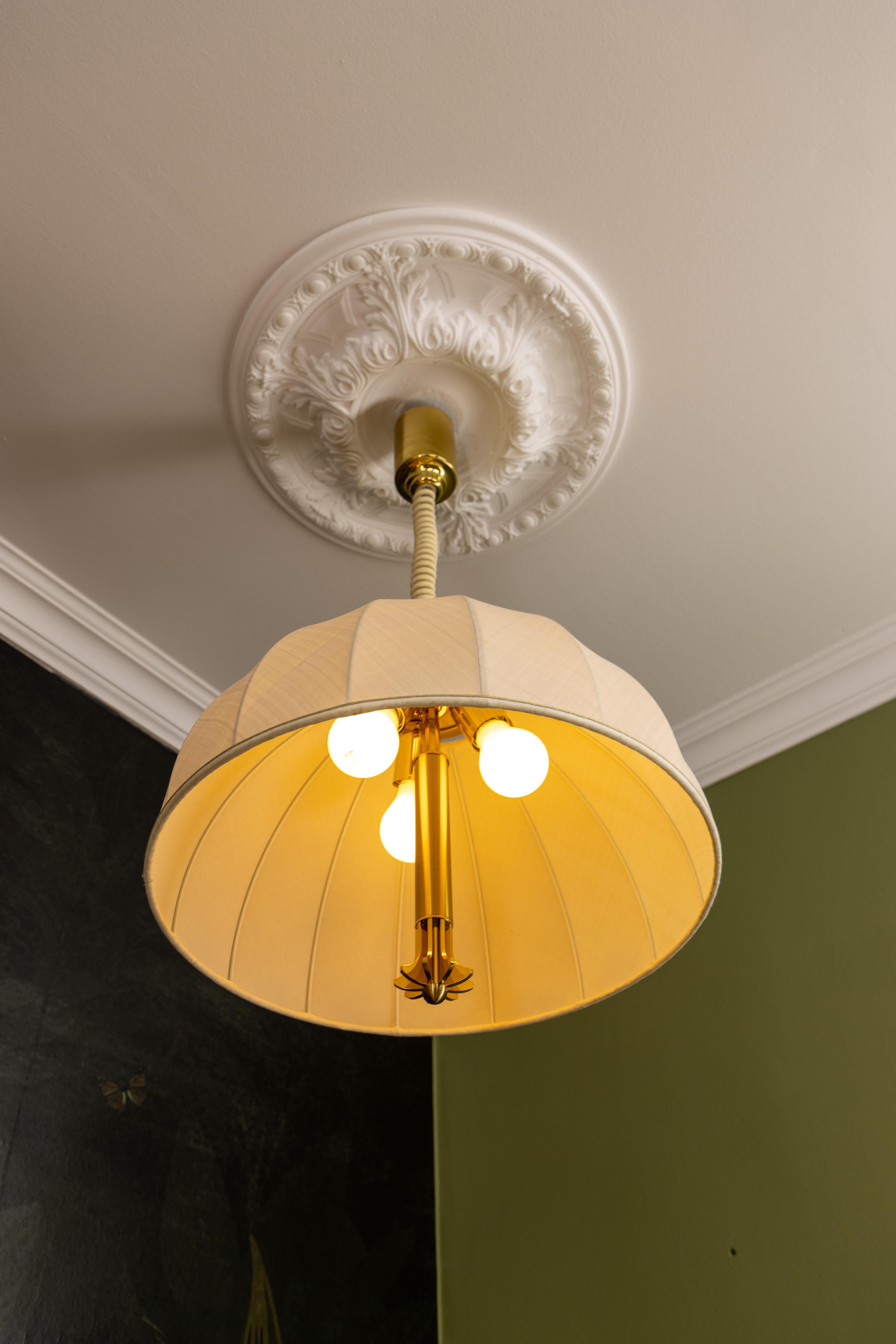 Metallo Lampada a sospensione in ottone e paralume in tessuto beige chiaro ad altezza regolabile, Germania in vendita