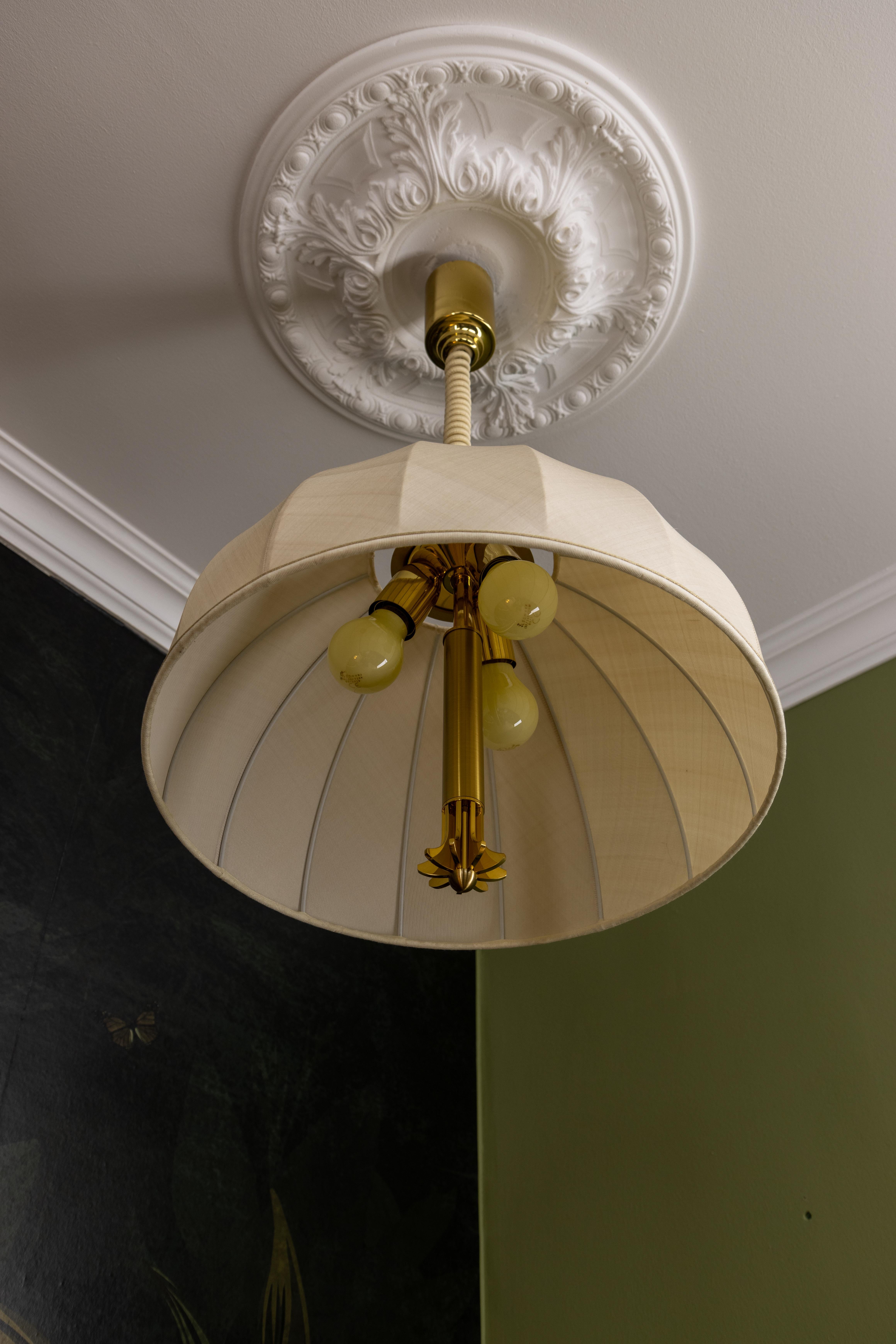 Lampada a sospensione in ottone e paralume in tessuto beige chiaro ad altezza regolabile, Germania in vendita 1