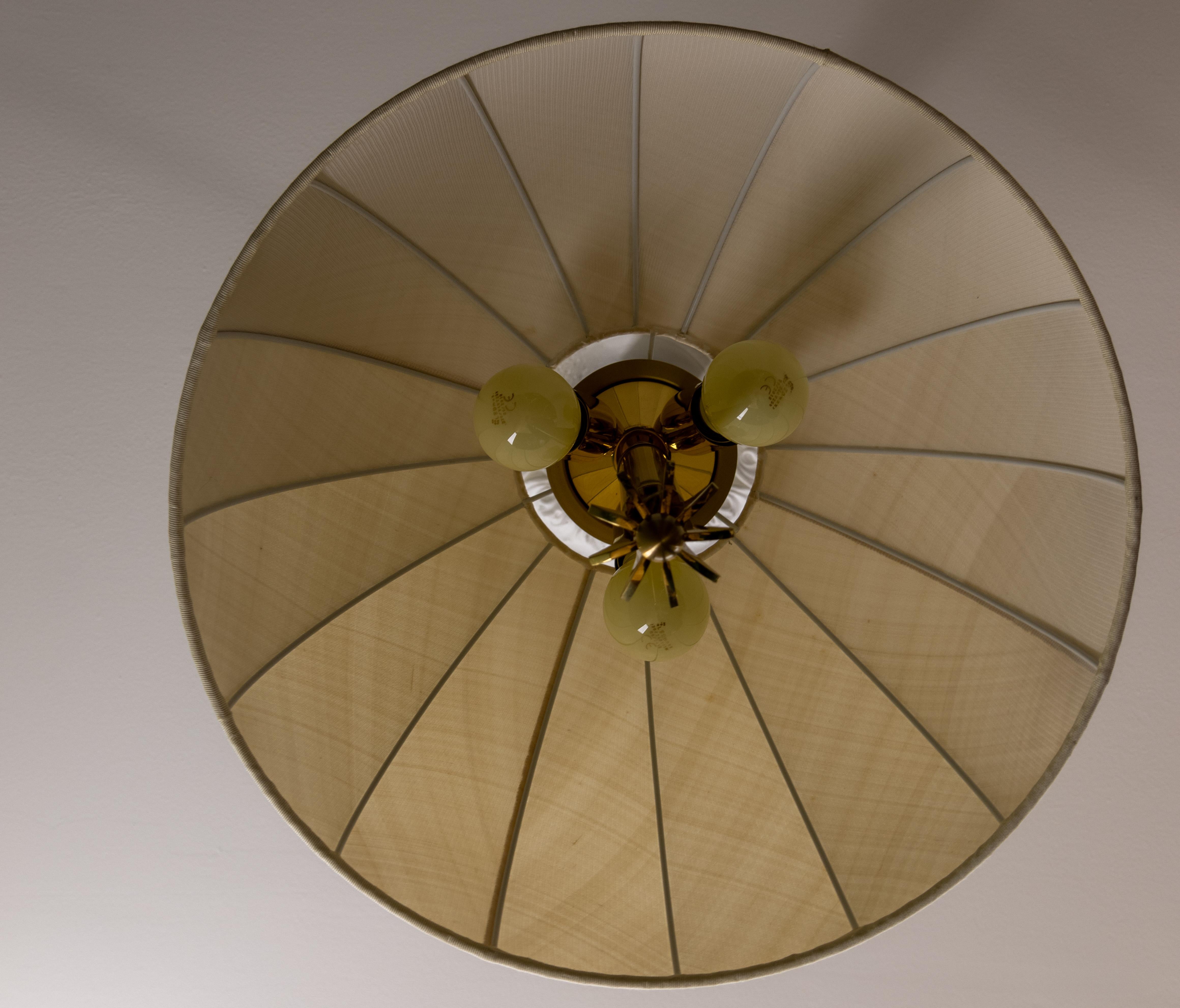 Lampada a sospensione in ottone e paralume in tessuto beige chiaro ad altezza regolabile, Germania in vendita 2