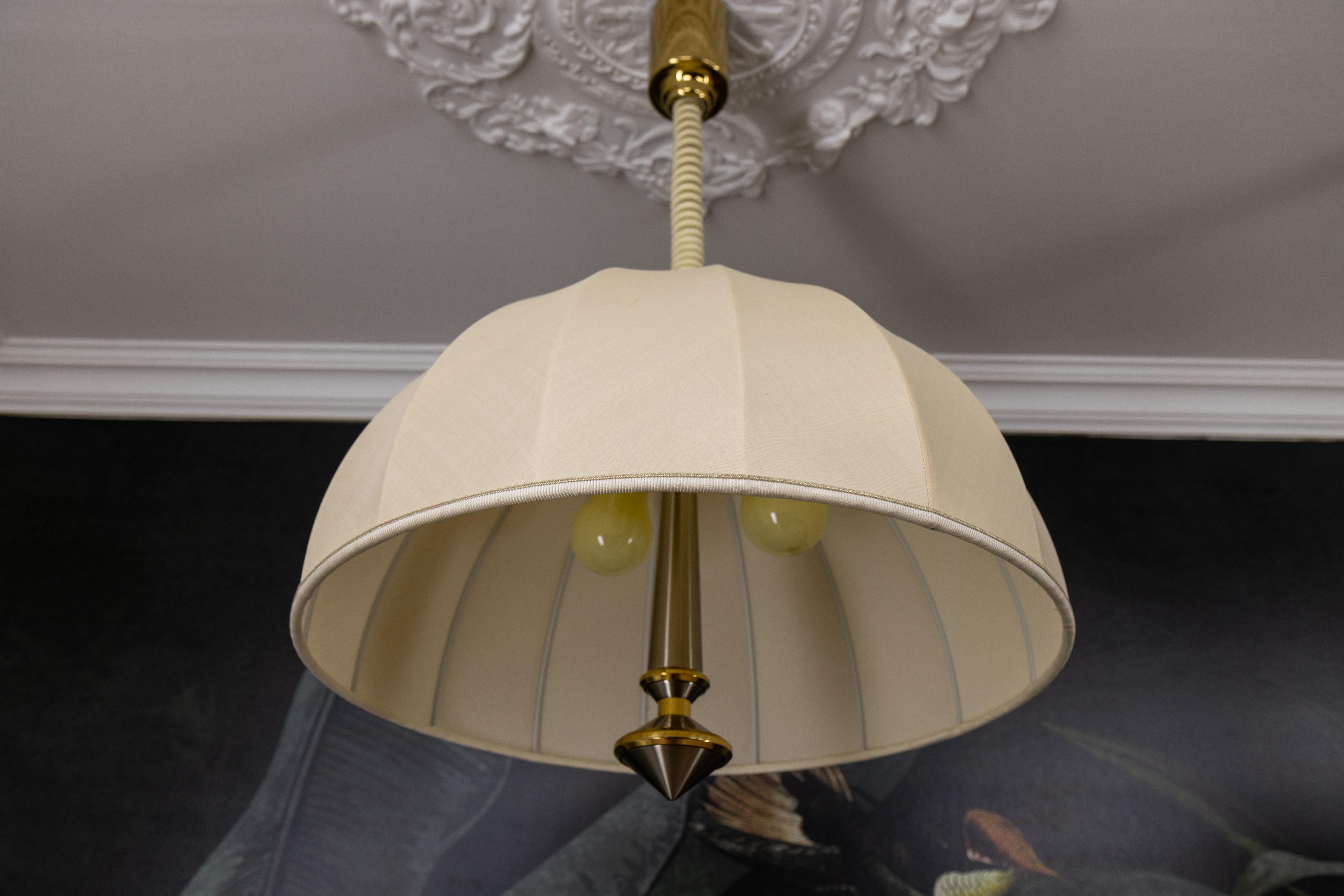 Lampada a sospensione a tre luci ad altezza regolabile in ottone e paralume beige chiaro in vendita 3