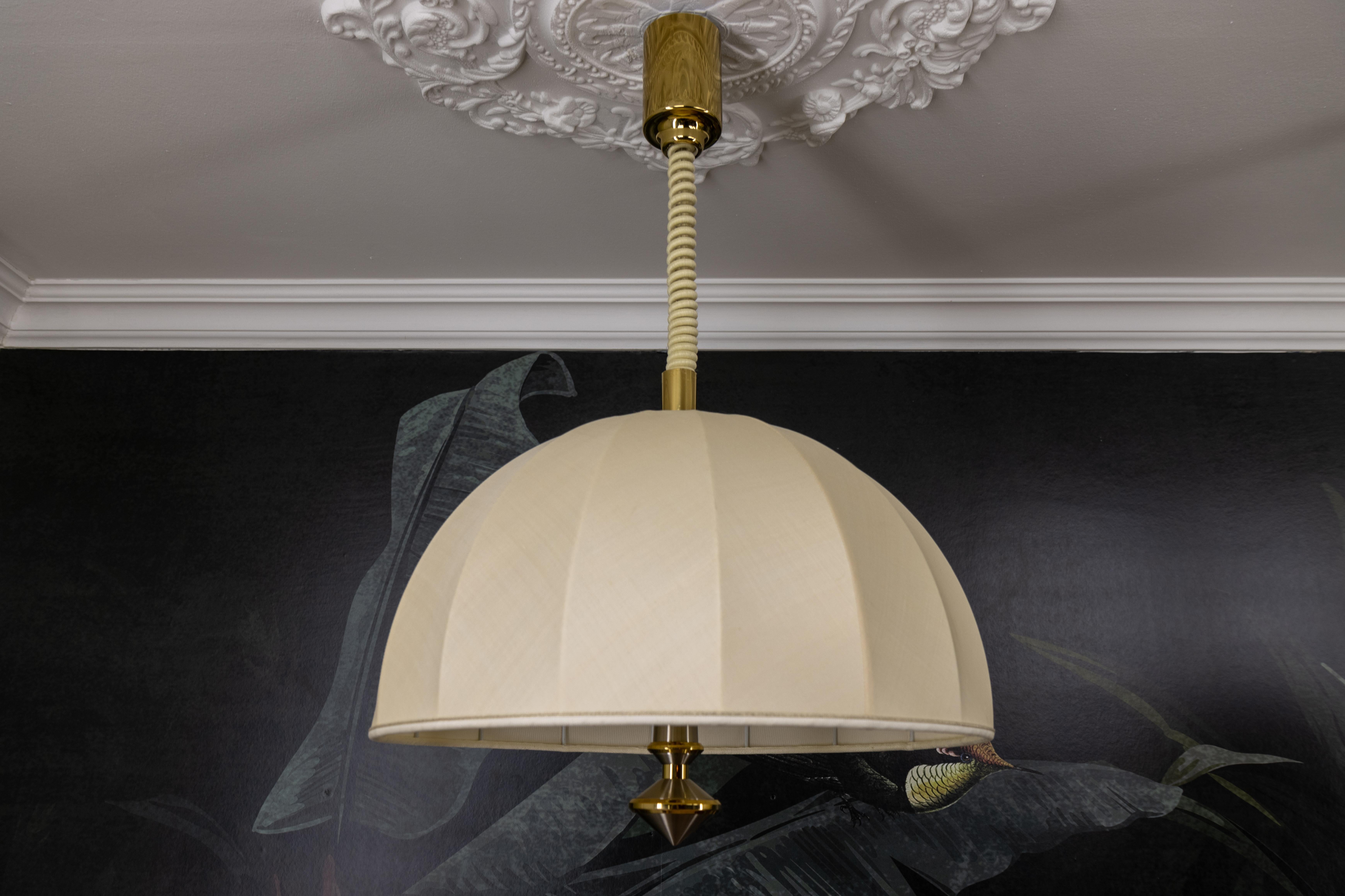 Lampada a sospensione a tre luci ad altezza regolabile in ottone e paralume beige chiaro in vendita 4
