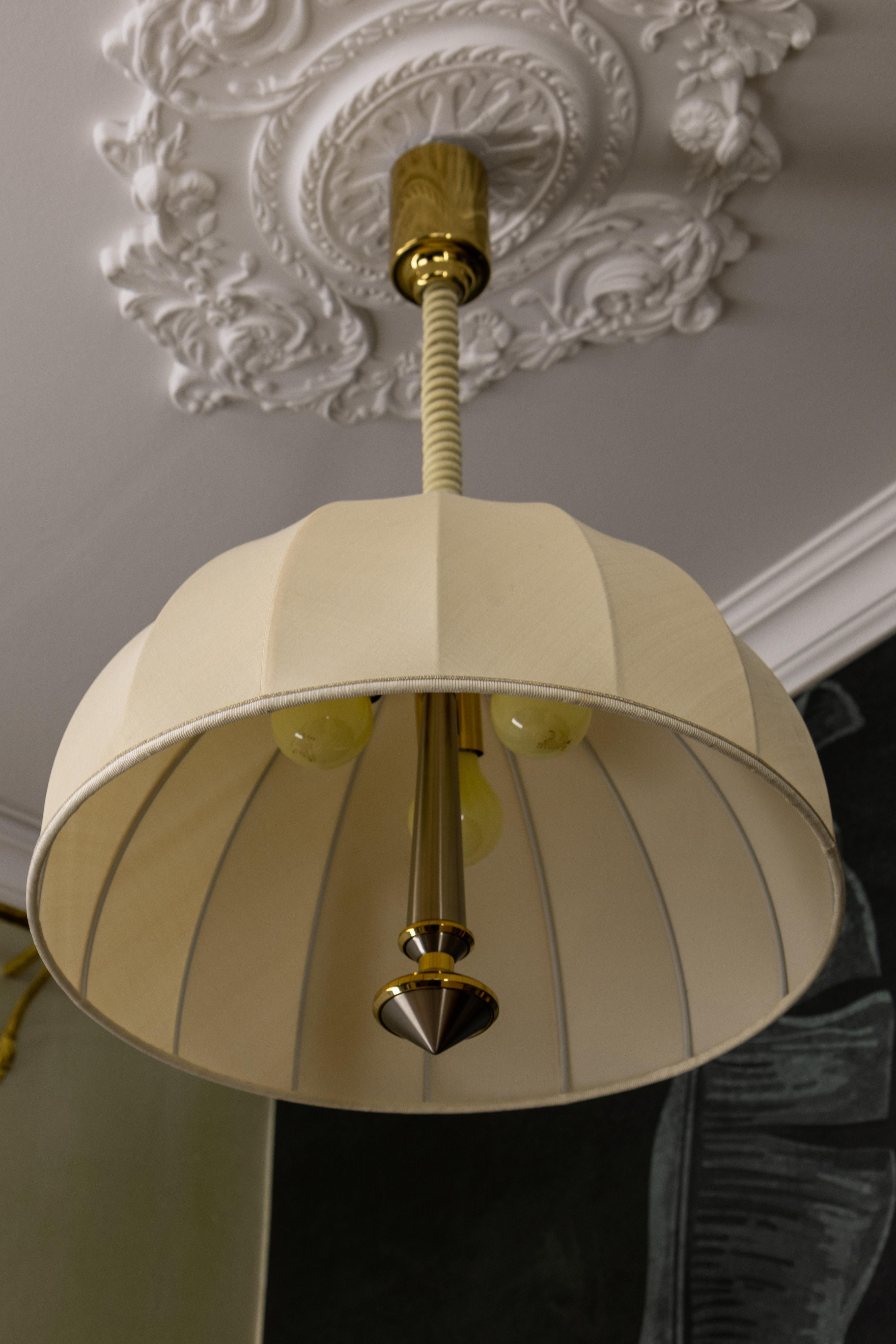 Lampada a sospensione a tre luci ad altezza regolabile in ottone e paralume beige chiaro in vendita 5