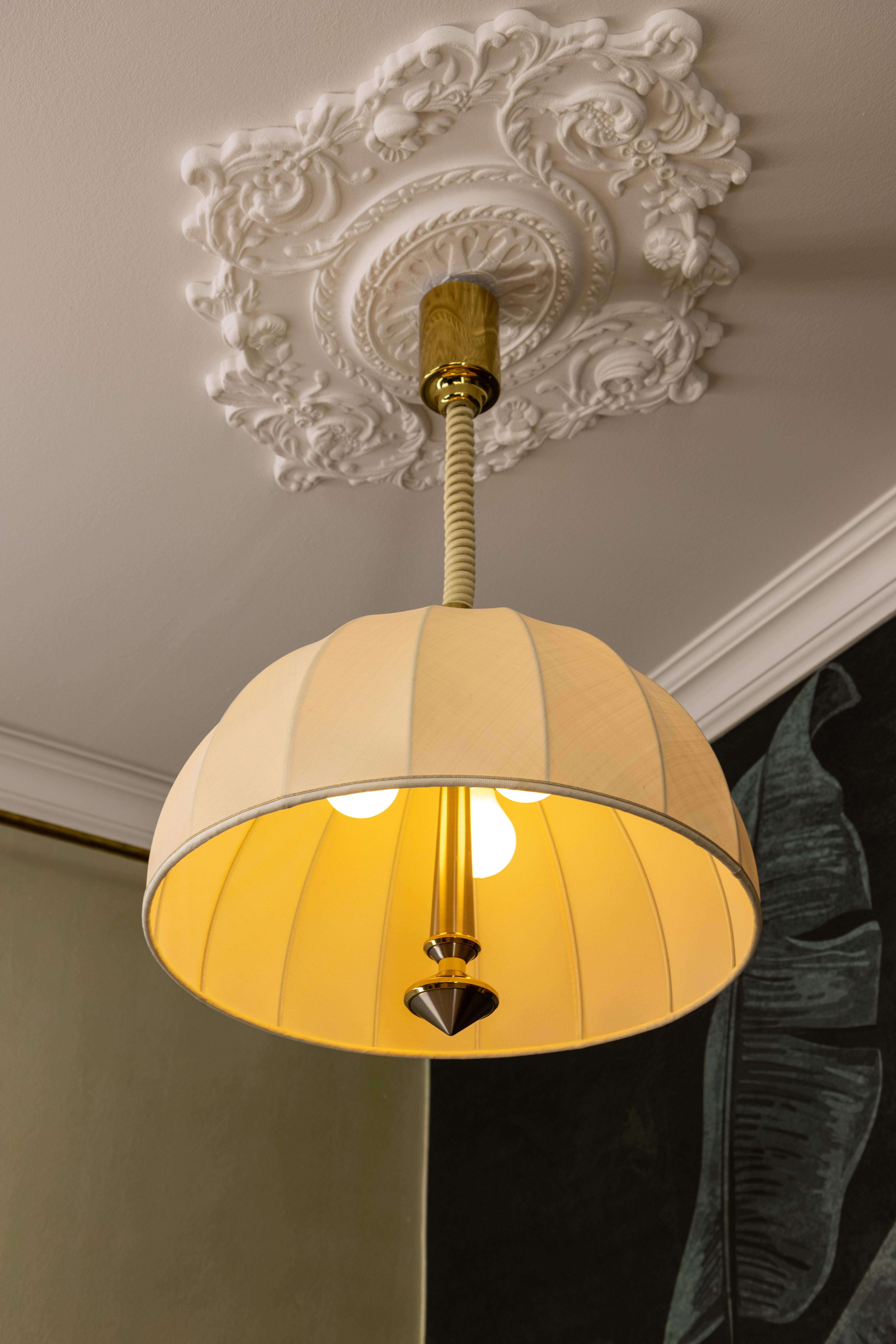 Lampada a sospensione a tre luci ad altezza regolabile in ottone e paralume beige chiaro in vendita 6