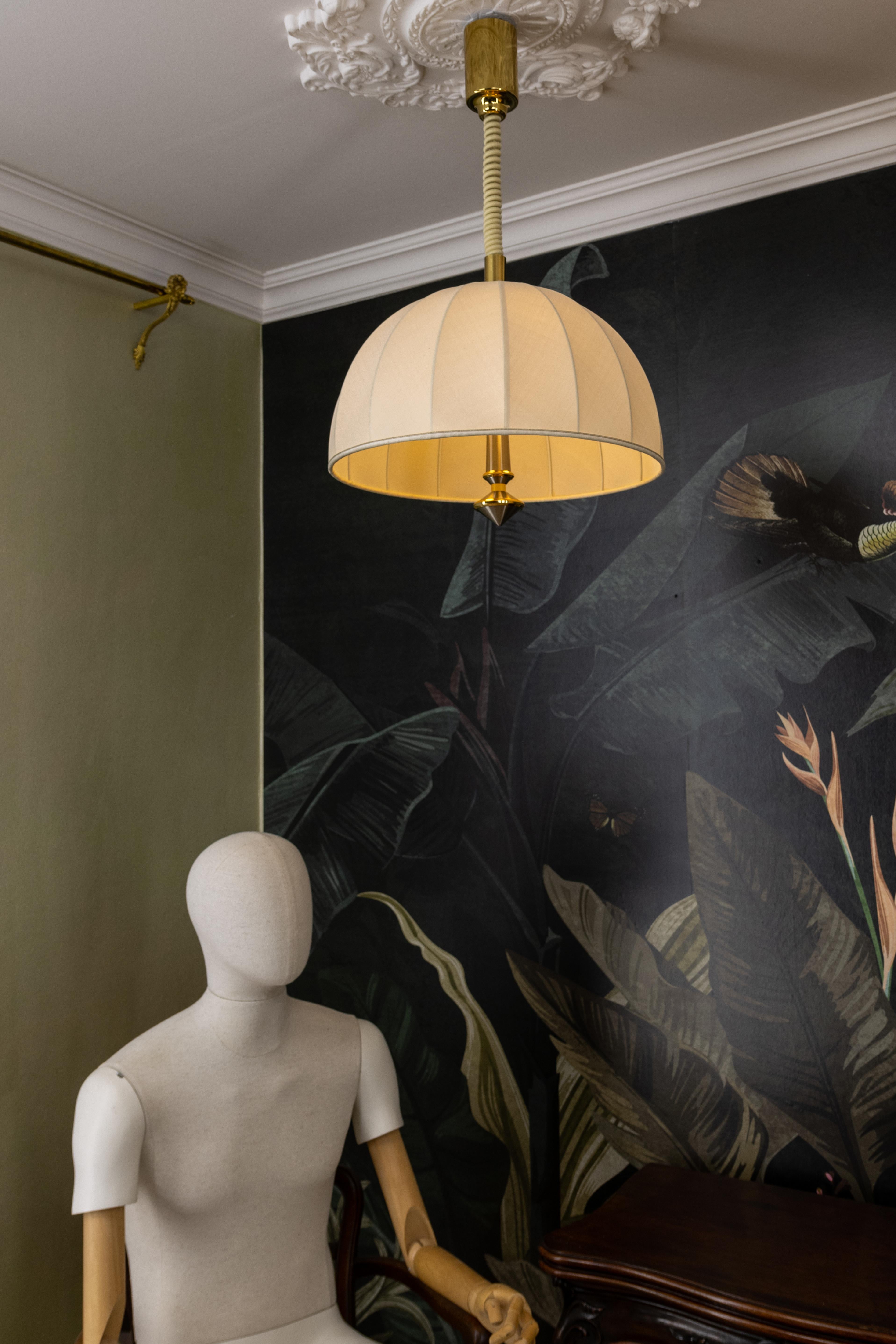 Lampada a sospensione a tre luci ad altezza regolabile in ottone e paralume beige chiaro in vendita 7
