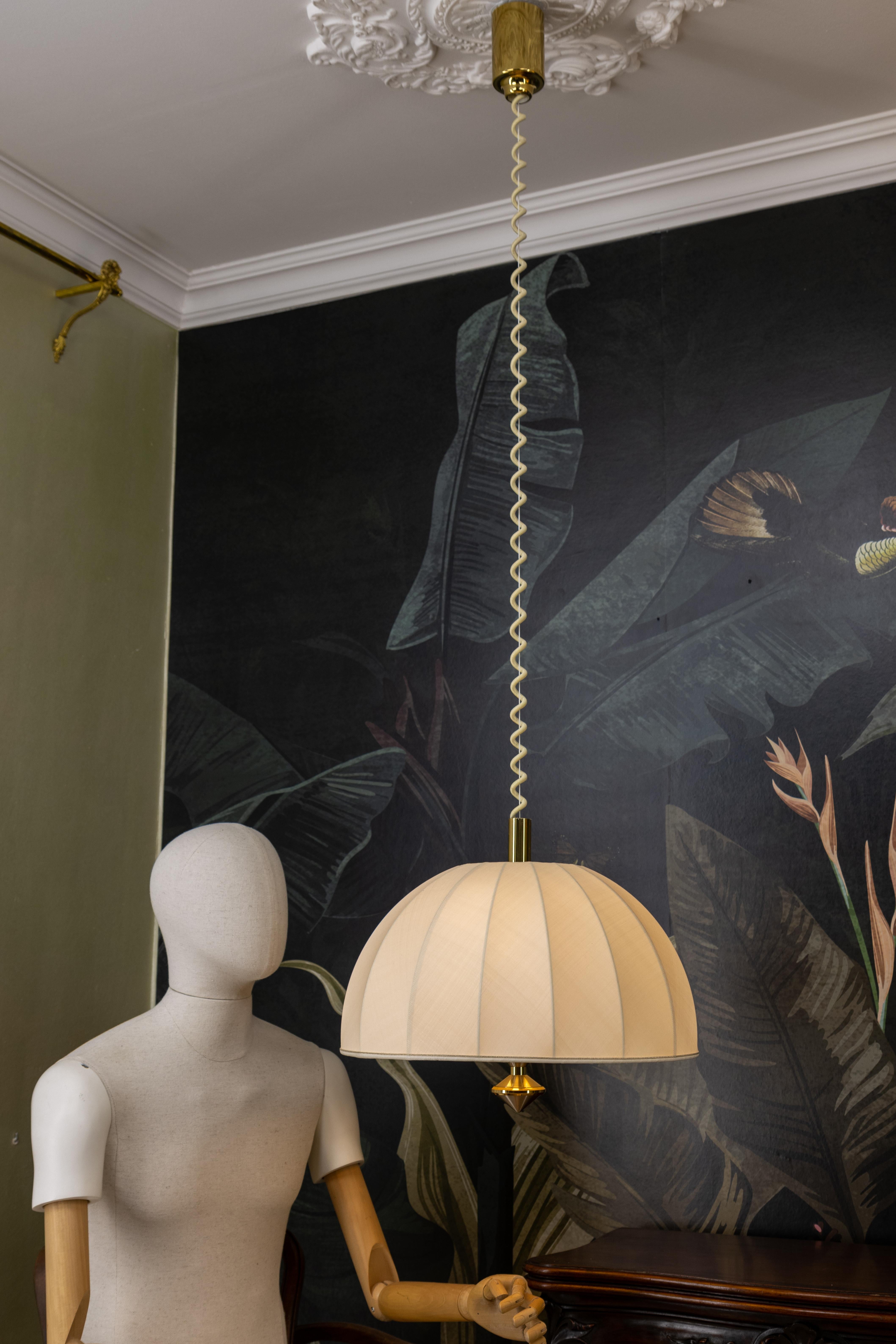Lampada a sospensione a tre luci ad altezza regolabile in ottone e paralume beige chiaro in vendita 9