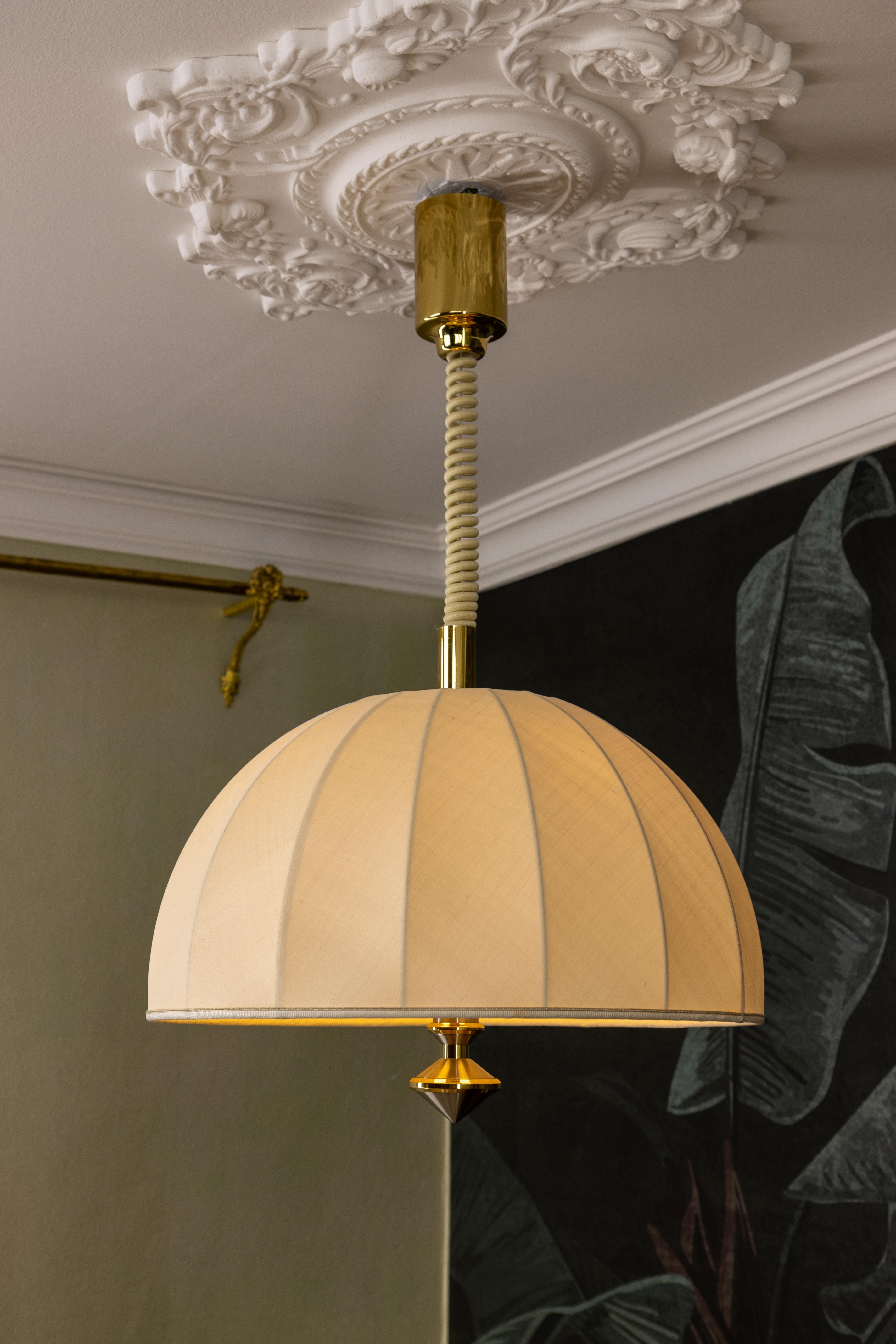 Lampada a sospensione a tre luci ad altezza regolabile in ottone e paralume beige chiaro in vendita 10