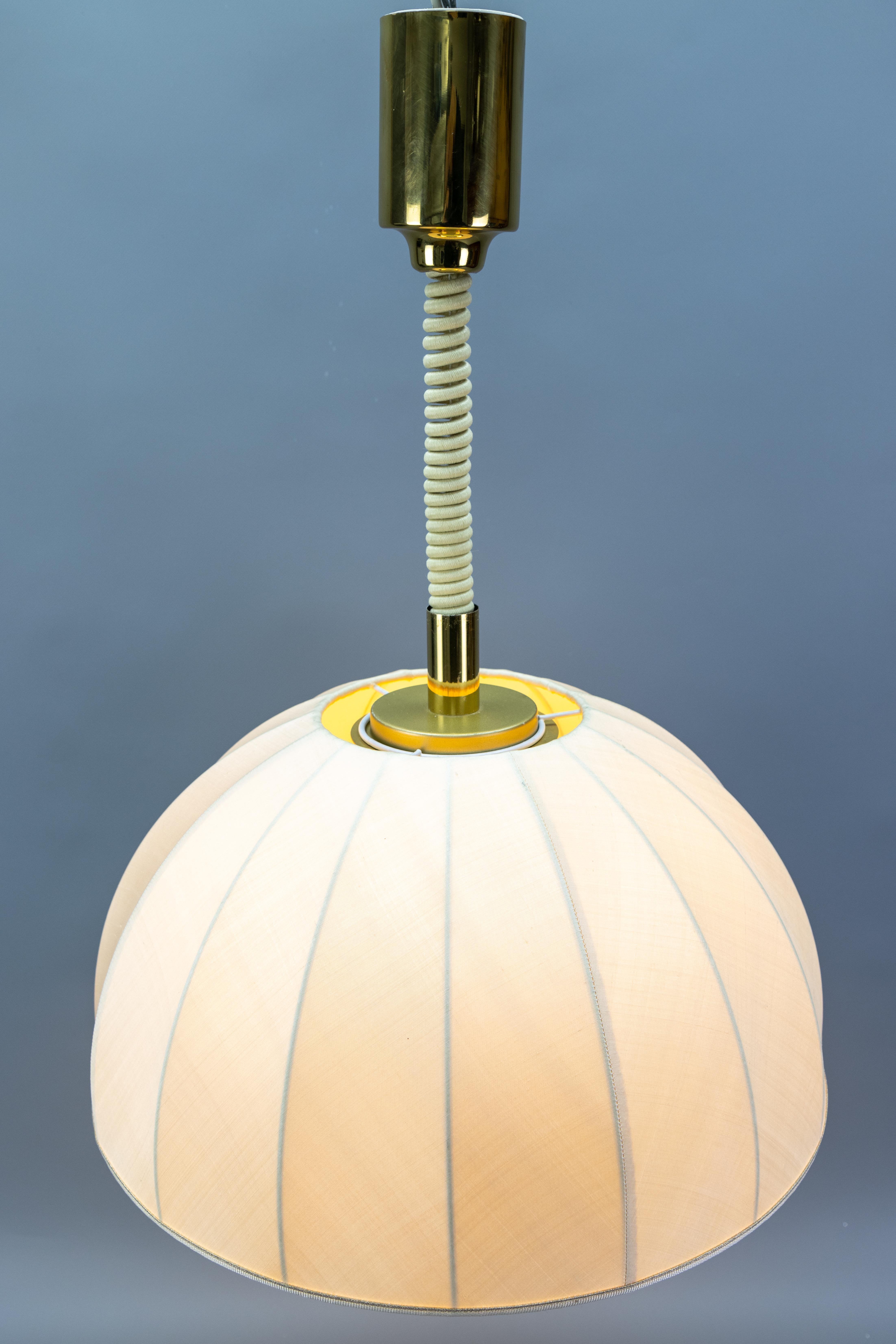 Lampada a sospensione a tre luci ad altezza regolabile in ottone e paralume beige chiaro in vendita 11