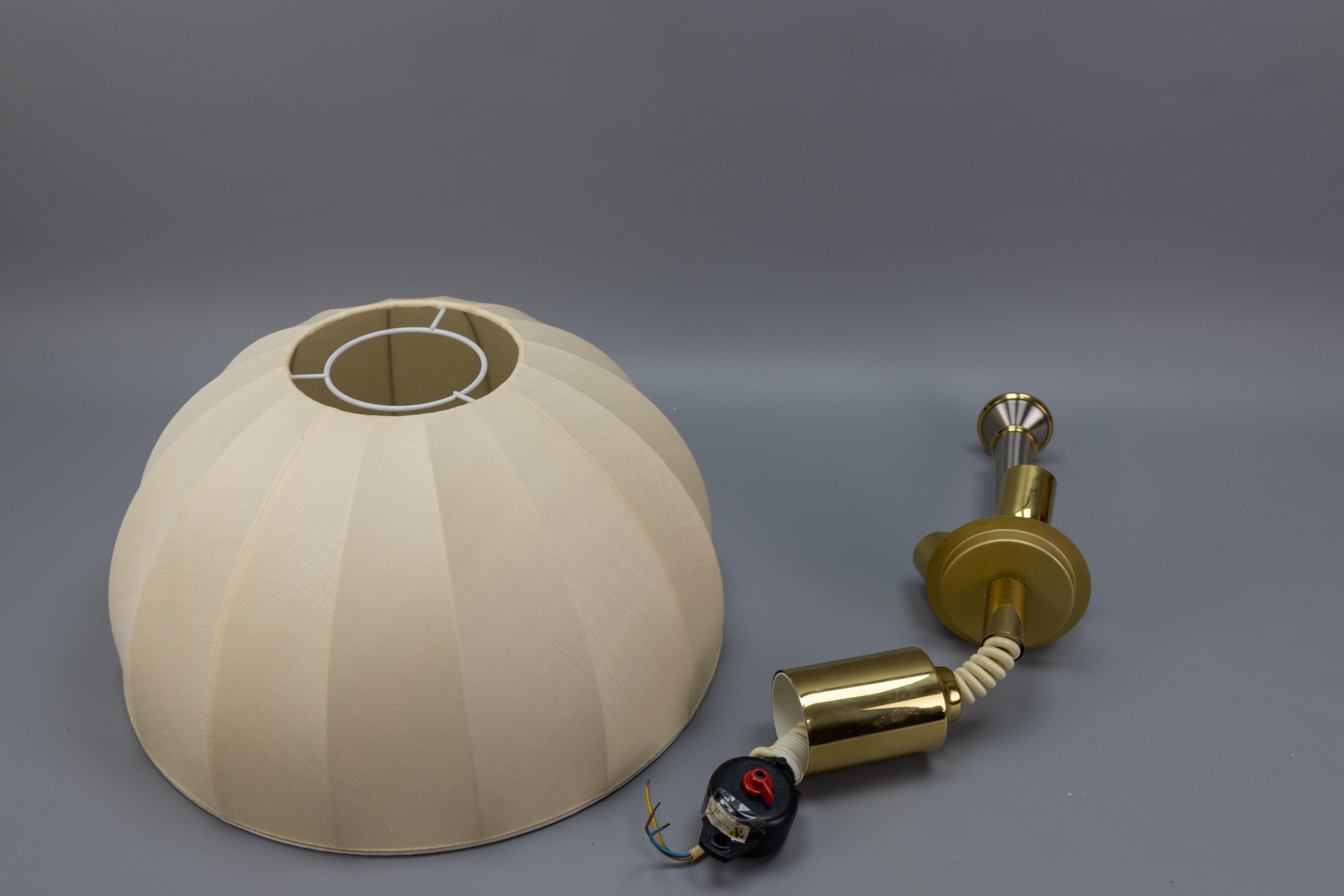 Lampada a sospensione a tre luci ad altezza regolabile in ottone e paralume beige chiaro in vendita 12
