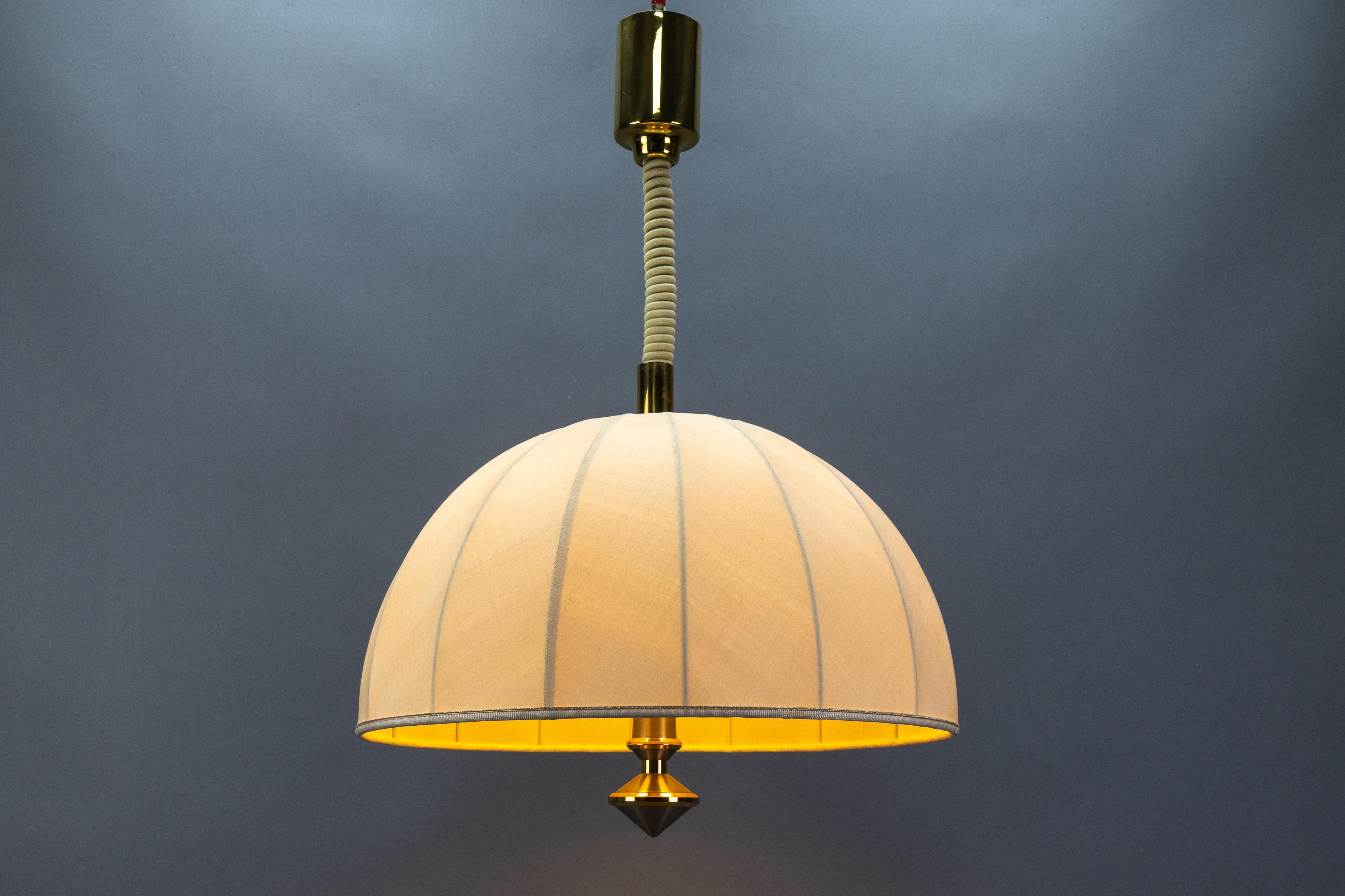 Scandinavo moderno Lampada a sospensione a tre luci ad altezza regolabile in ottone e paralume beige chiaro in vendita