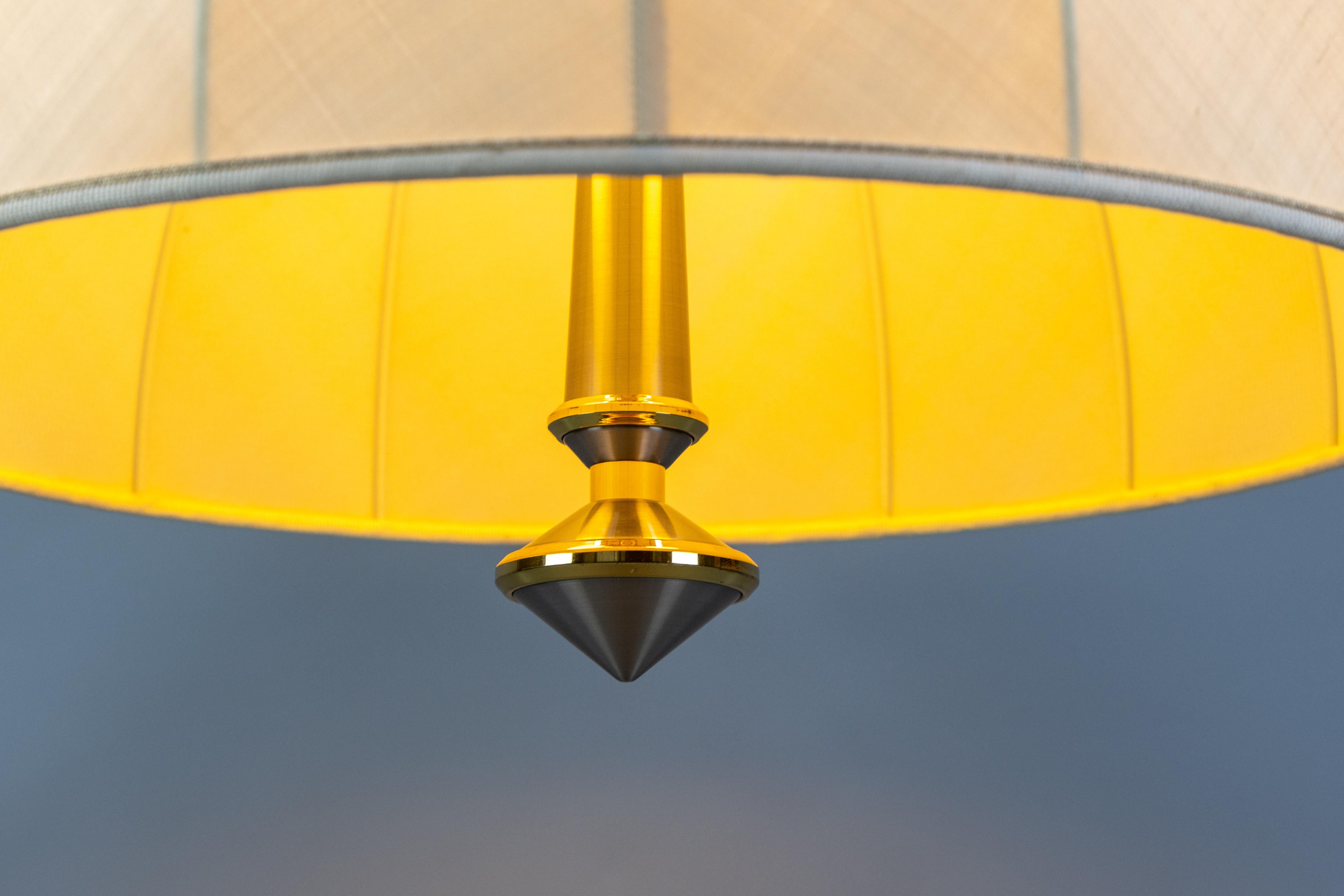Tedesco Lampada a sospensione a tre luci ad altezza regolabile in ottone e paralume beige chiaro in vendita