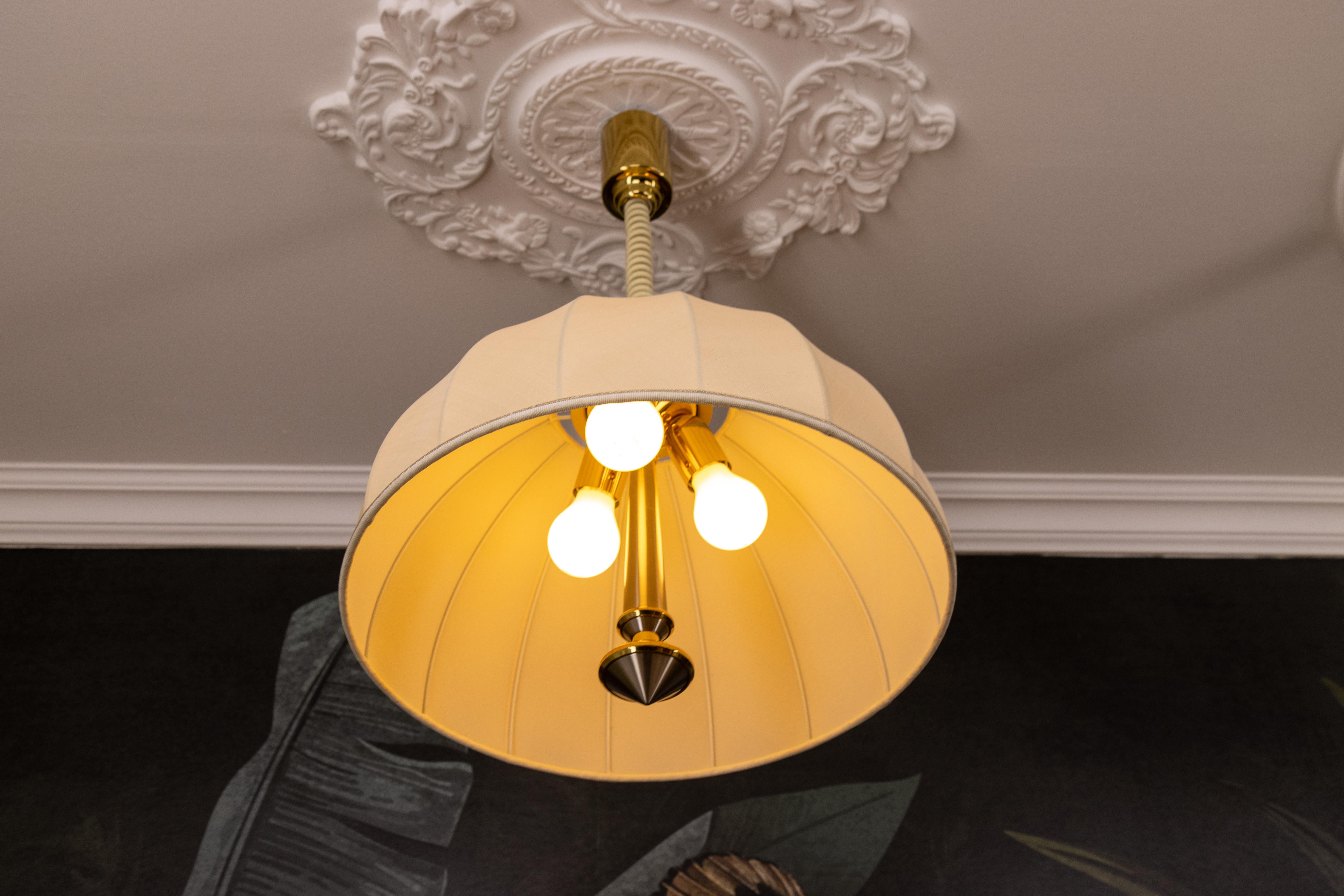 XX secolo Lampada a sospensione a tre luci ad altezza regolabile in ottone e paralume beige chiaro in vendita