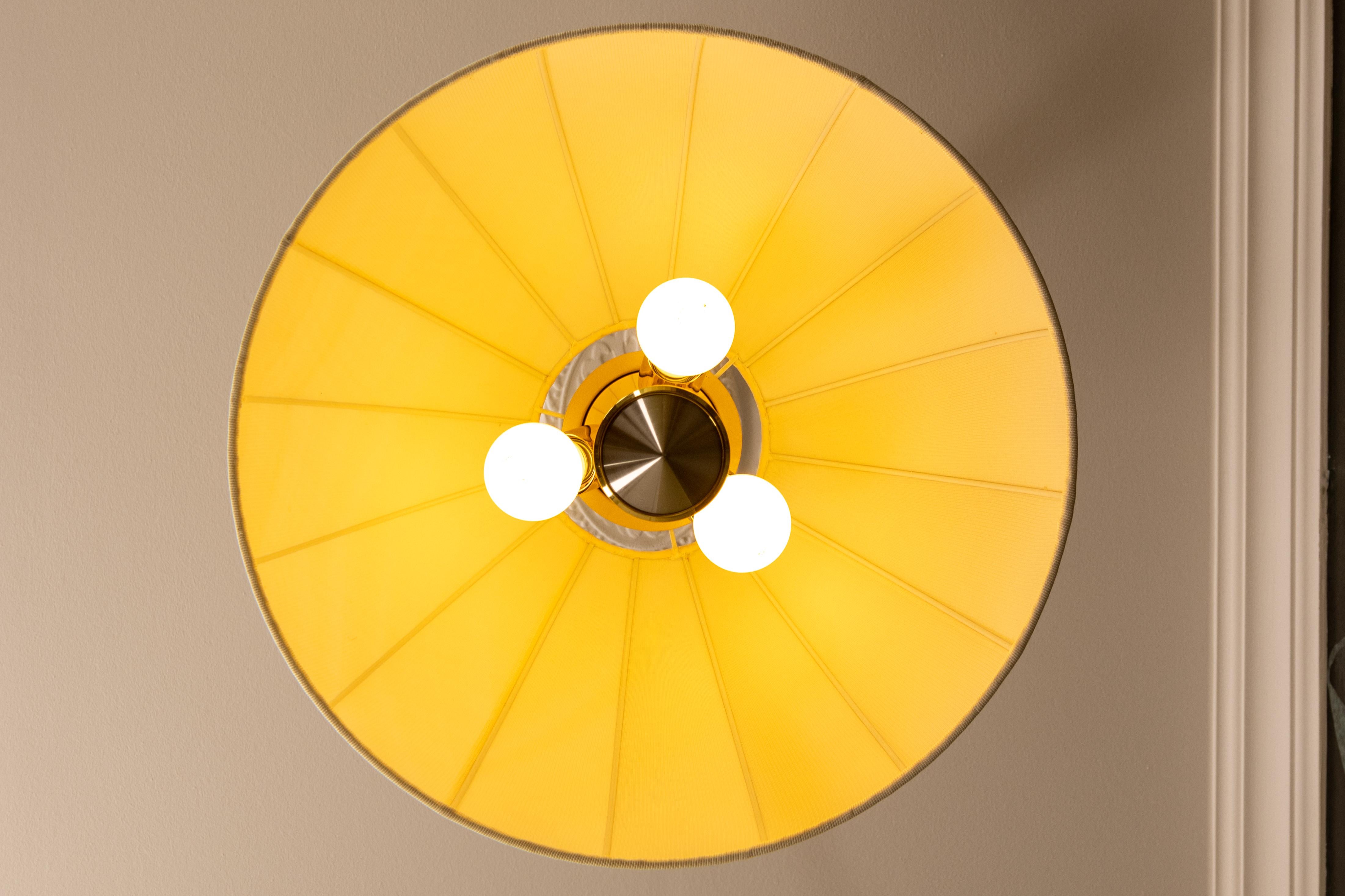 Metallo Lampada a sospensione a tre luci ad altezza regolabile in ottone e paralume beige chiaro in vendita