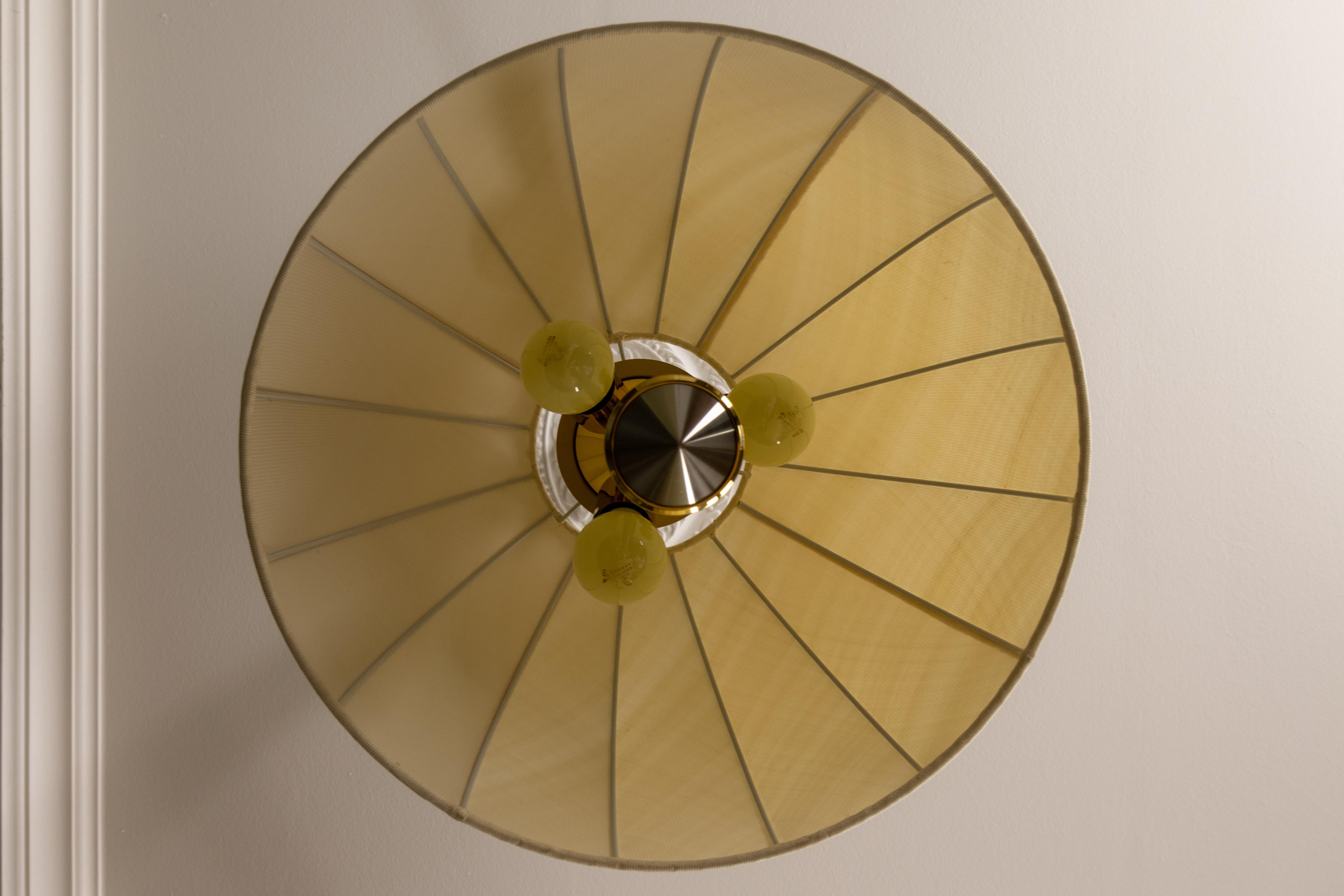 Lampada a sospensione a tre luci ad altezza regolabile in ottone e paralume beige chiaro in vendita 1