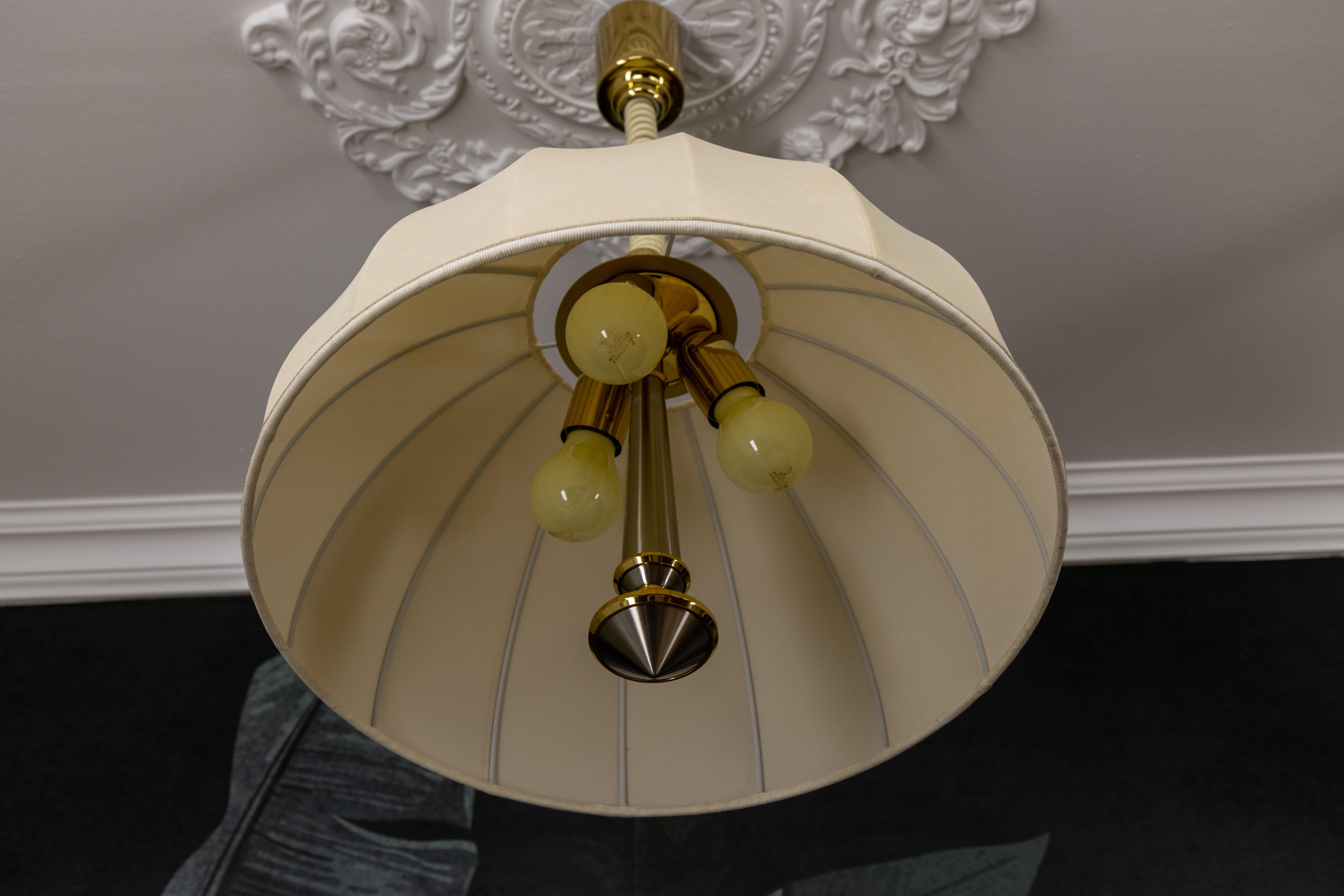 Lampada a sospensione a tre luci ad altezza regolabile in ottone e paralume beige chiaro in vendita 2