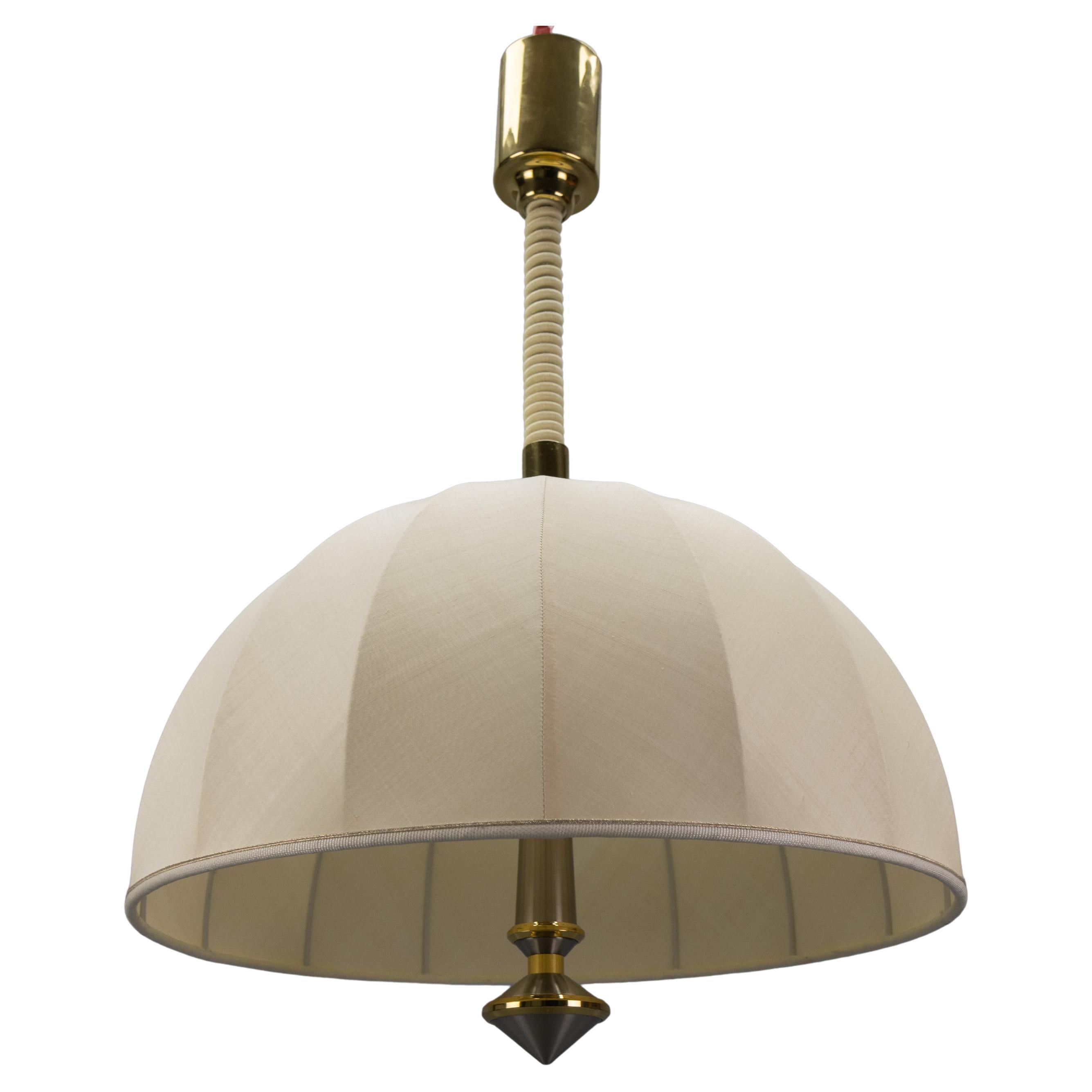 Lampada a sospensione a tre luci ad altezza regolabile in ottone e paralume beige chiaro