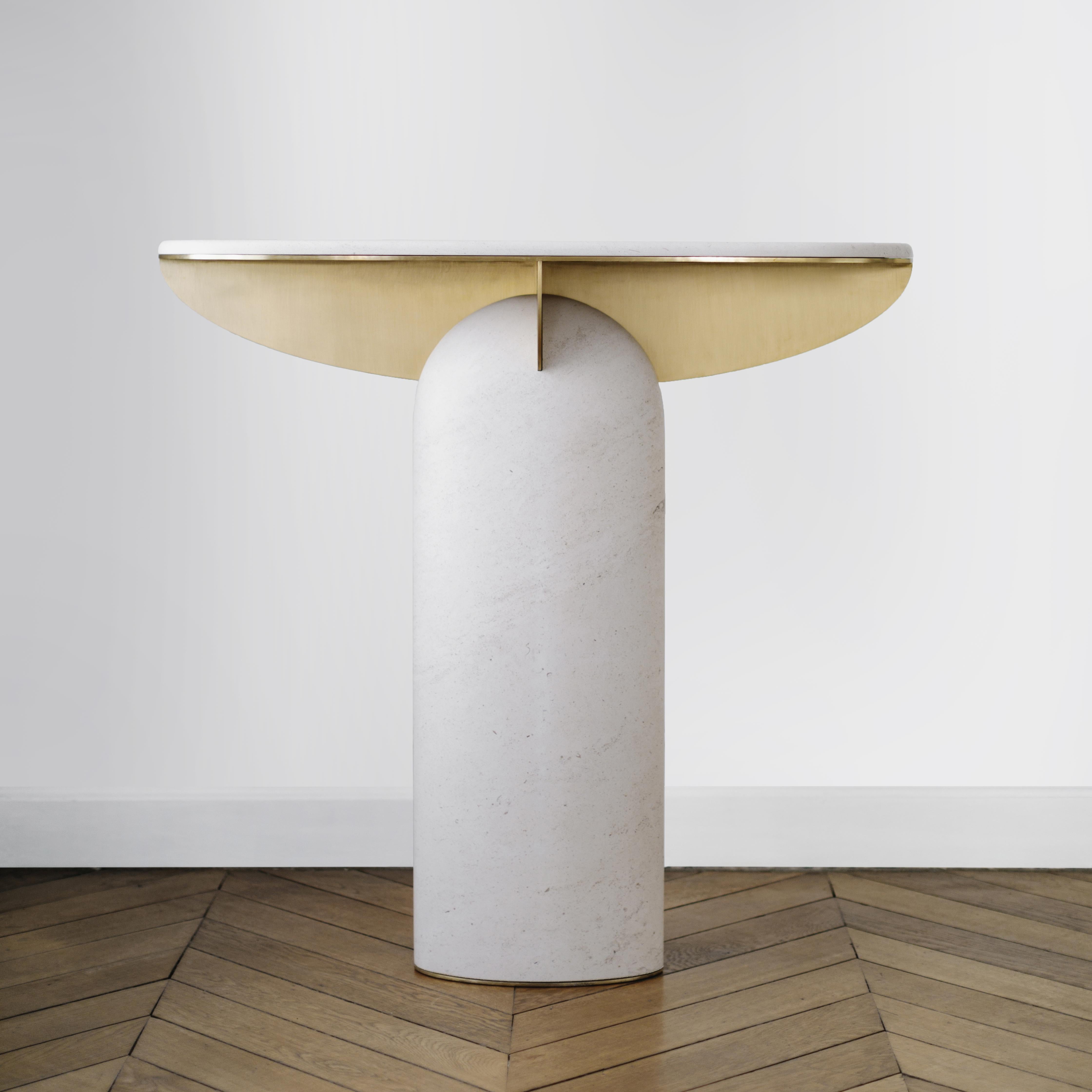 Brass and limestone console 03, Fre´de´ric Saulou
Limited edition : 4 / 20
Frederic Saulou.
Materials: Ornemental Limestone Buffon and brushed brass.
Available with copper or black iron finishing.
Dimensions: L 110 x W 30 x H 97 cm
Weight : around