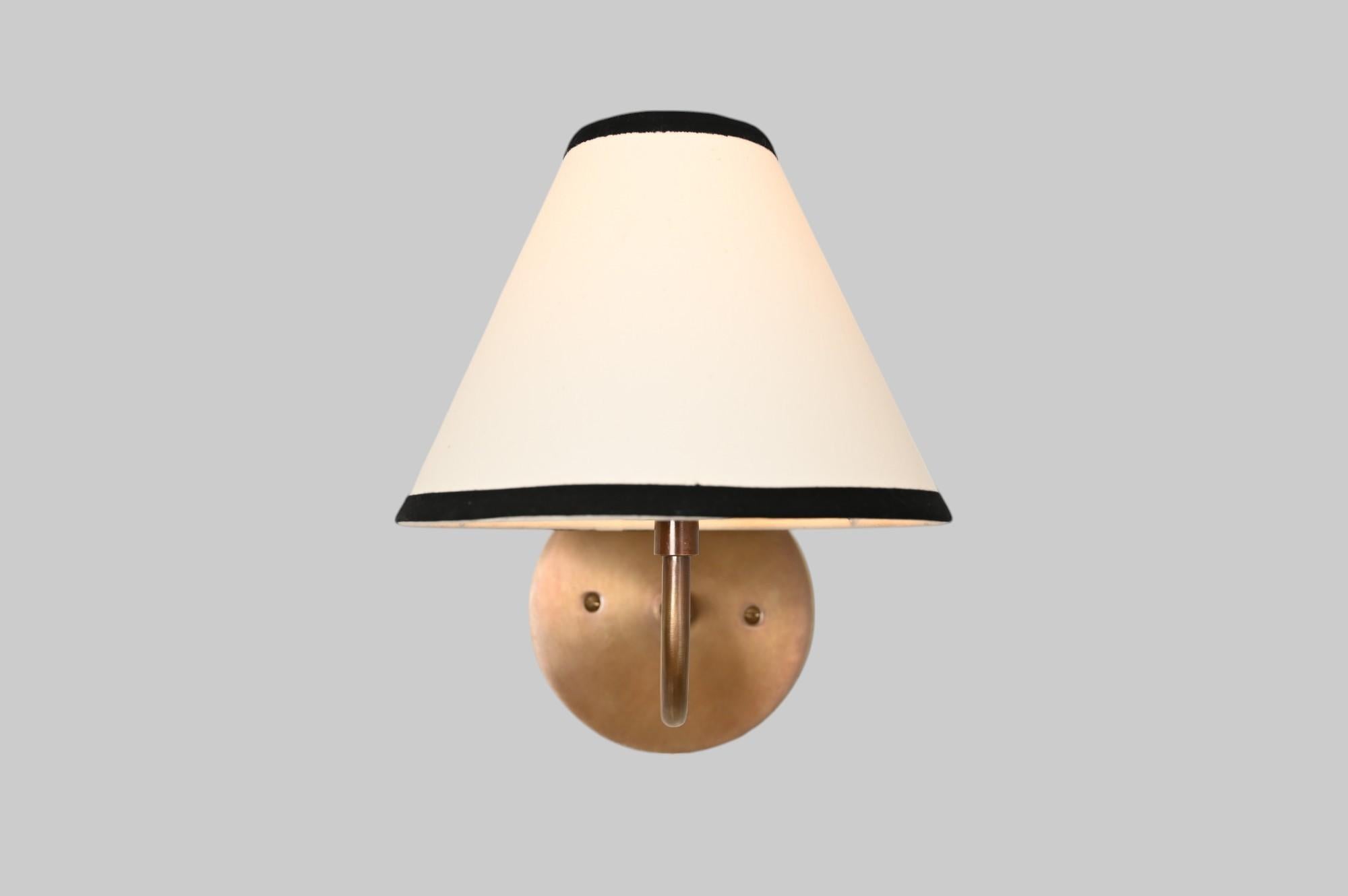 Mid-Century Modern Lampe murale ou d'appoint en laiton et abat-jour en lin en vente