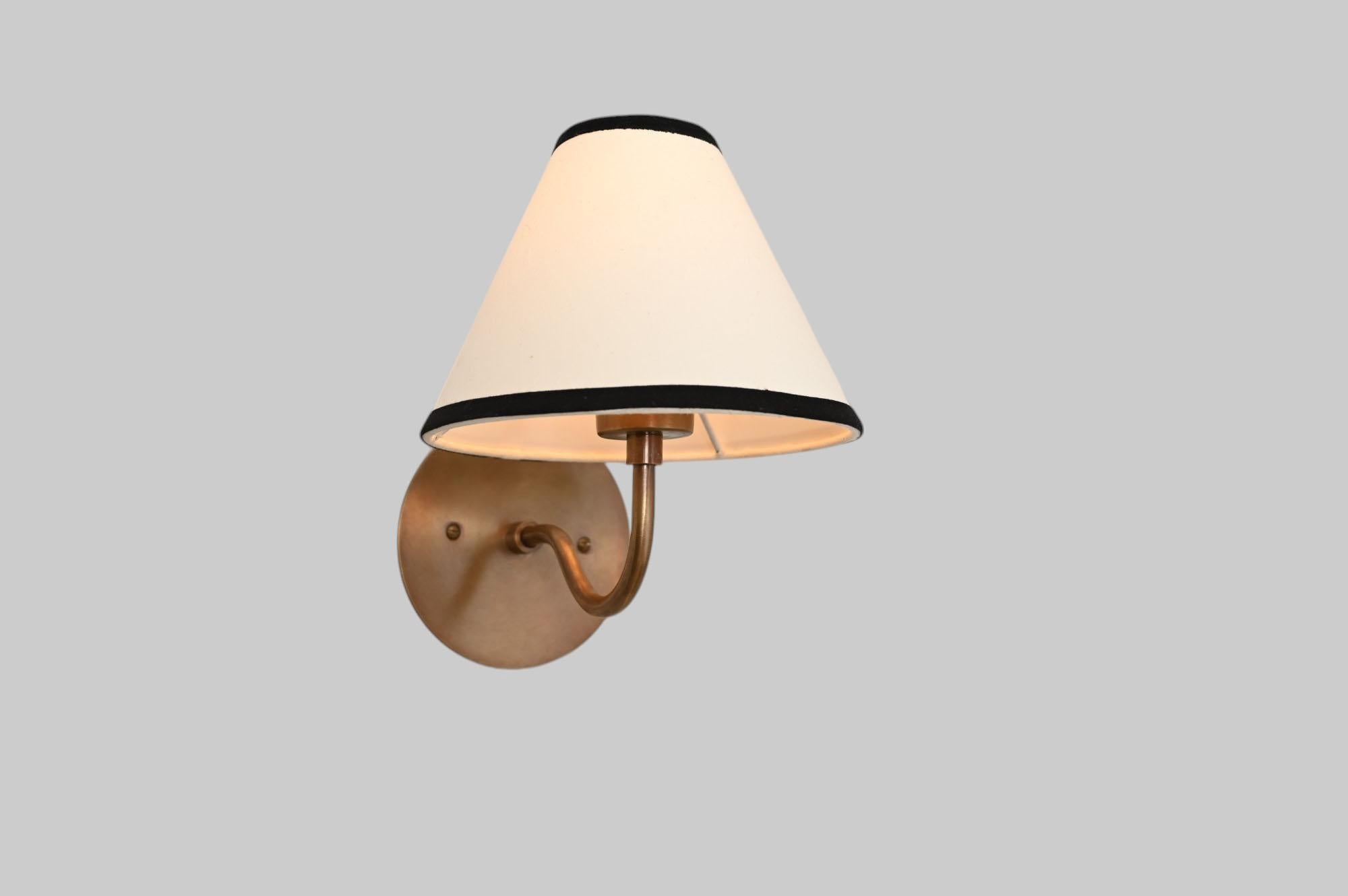 Américain Lampe murale ou d'appoint en laiton et abat-jour en lin en vente