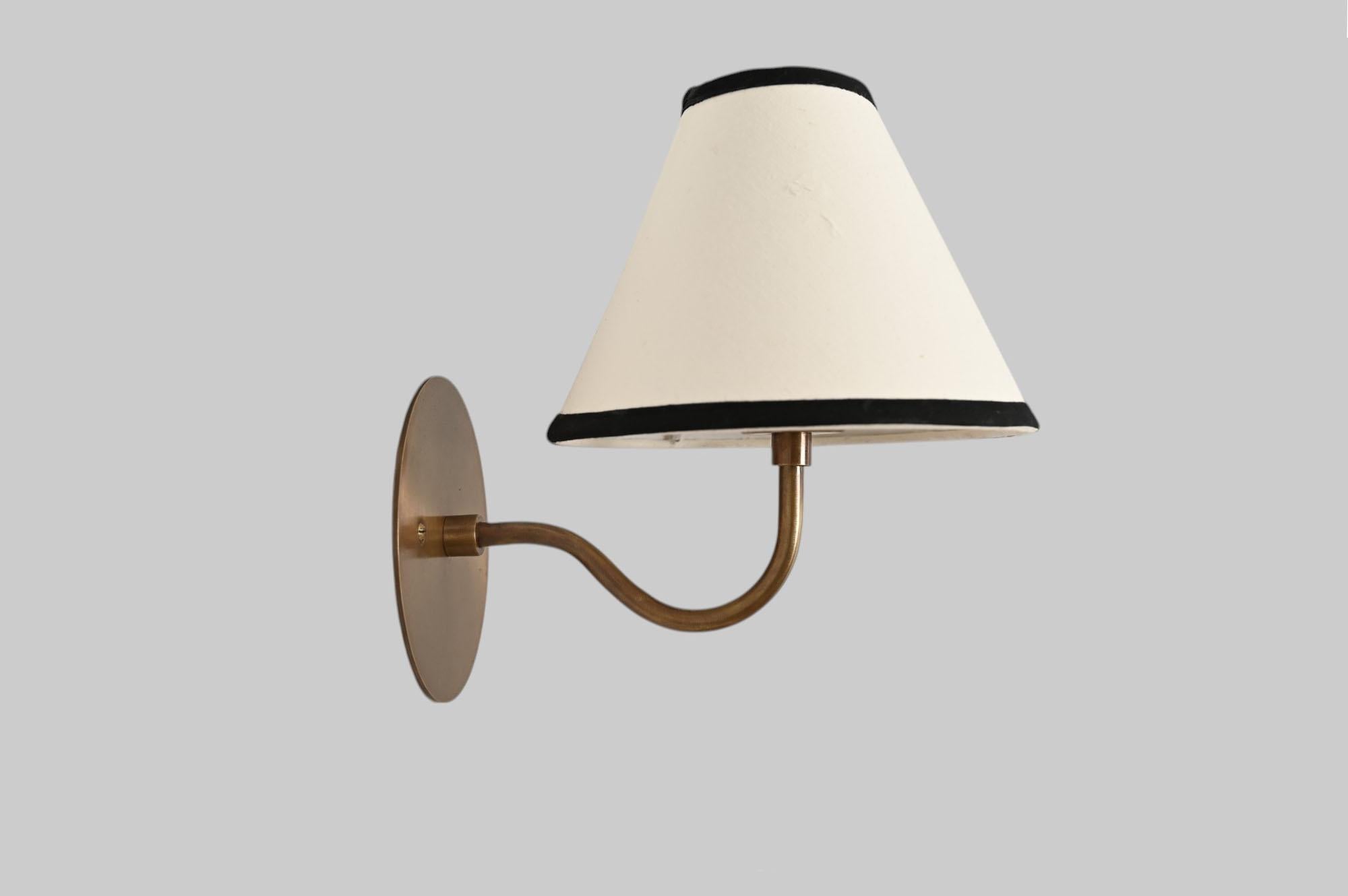 Lampe murale ou d'appoint en laiton et abat-jour en lin Neuf - En vente à St- Leonard, Quebec