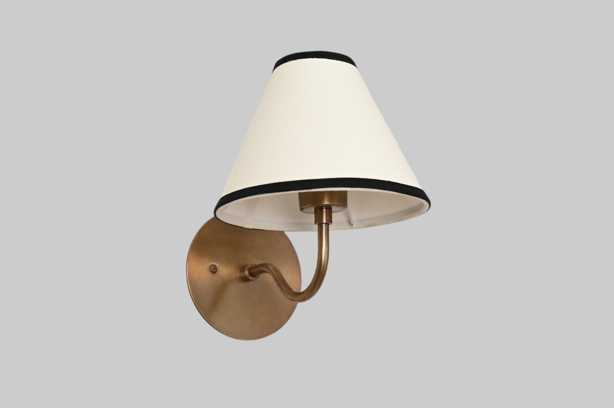 XXIe siècle et contemporain Lampe murale ou d'appoint en laiton et abat-jour en lin en vente