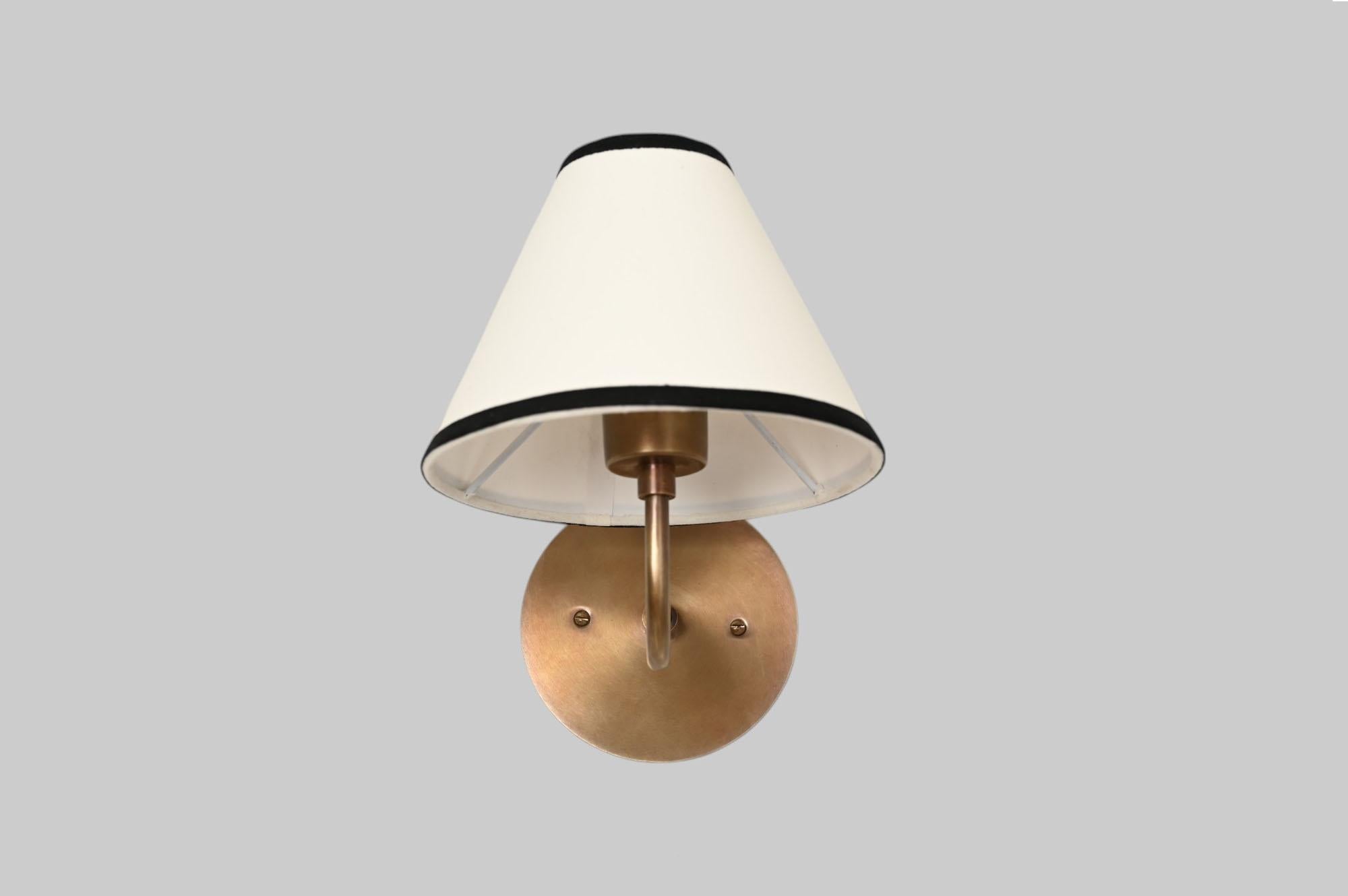 Laiton Lampe murale ou d'appoint en laiton et abat-jour en lin en vente