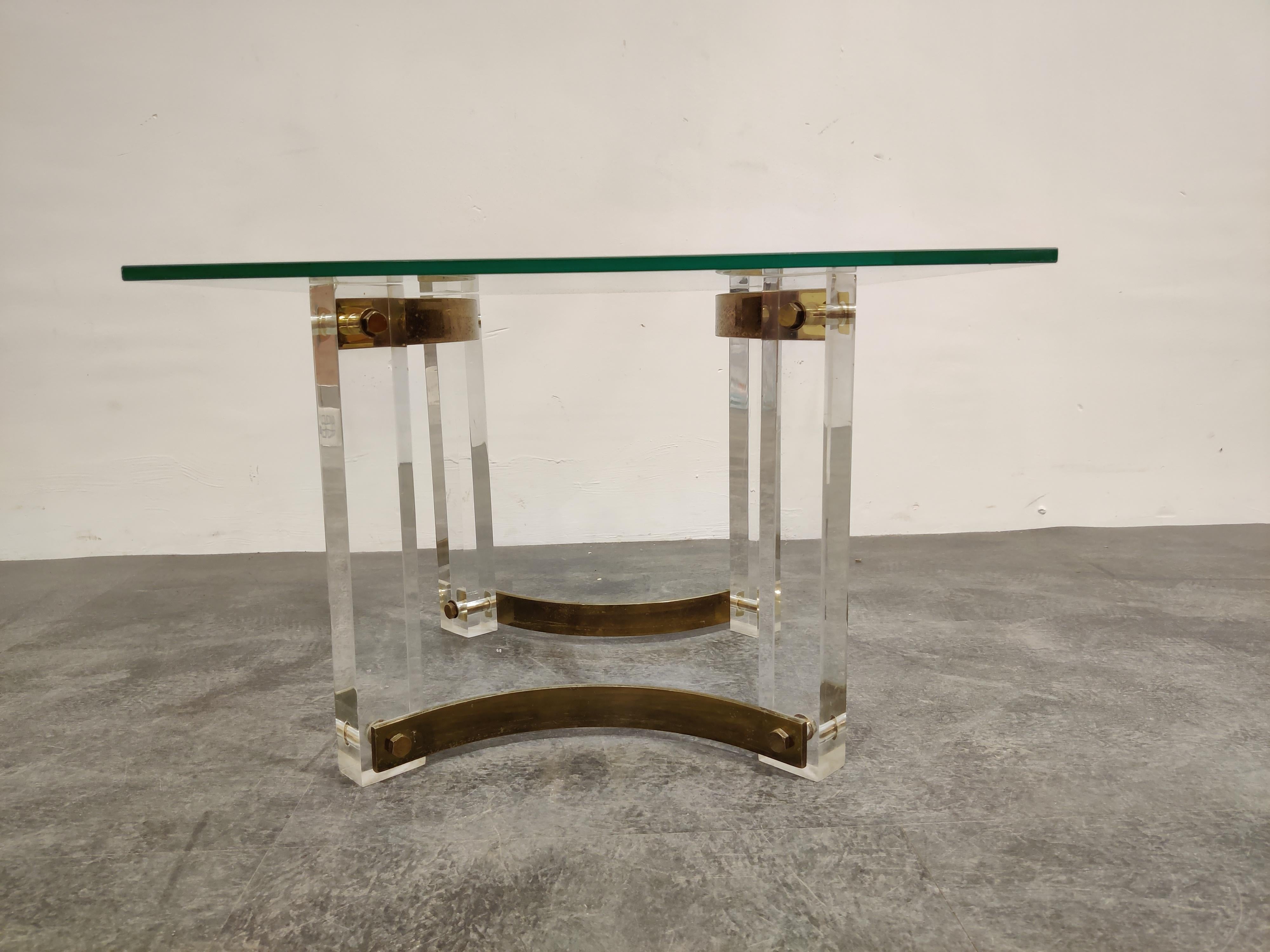 Hollywood Regency Table basse en laiton et lucite, années 1970 en vente