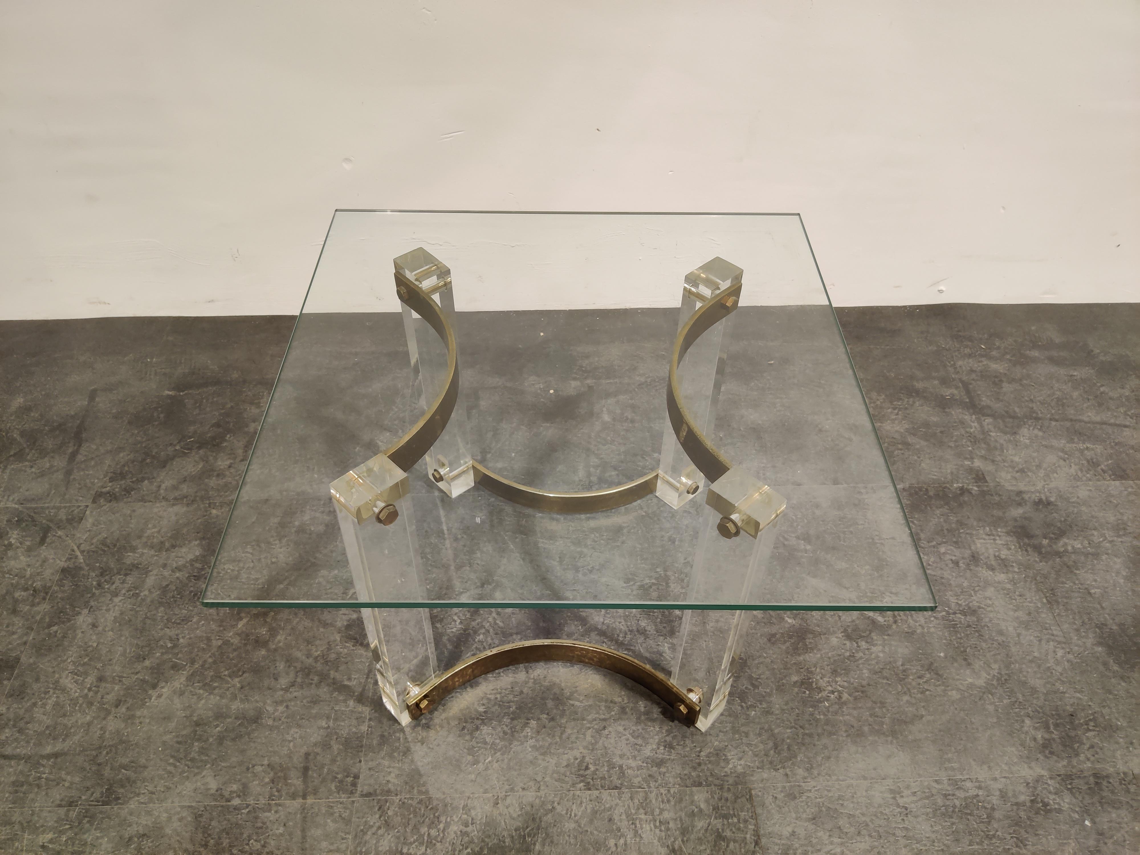 Laiton Table basse en laiton et lucite, années 1970 en vente