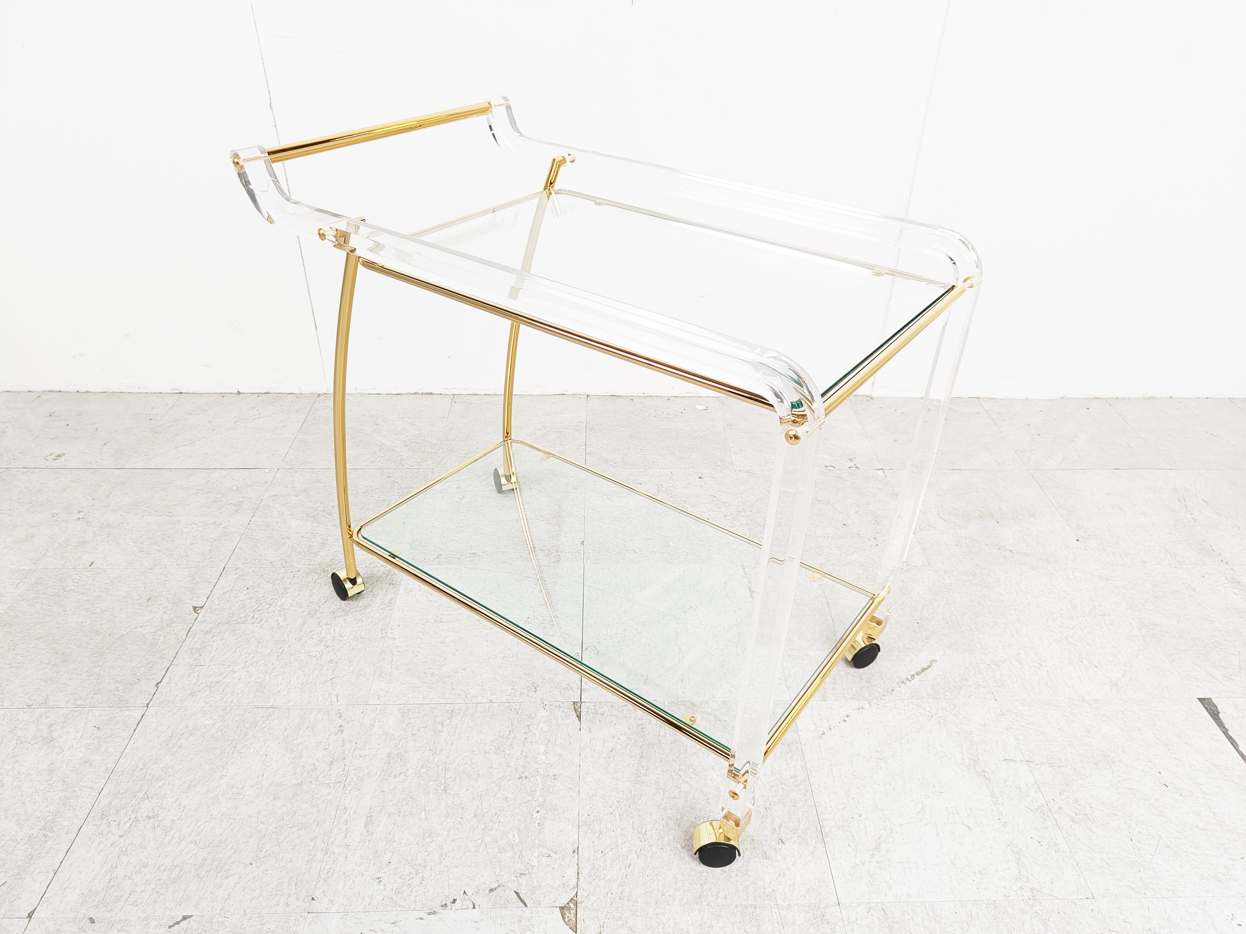 Brass and lucite drinks trolley, 1970s In Good Condition For Sale In HEVERLEE, BE