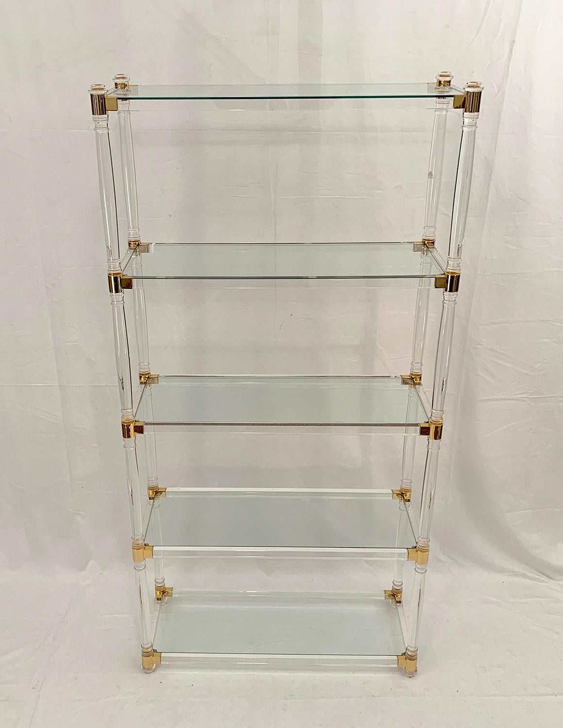 Beautiful molded cylindrical Lucite shelf, brass ornament and glass trays. Almost perfect condition.

Superbe étagère en plexiglas cylindrique mouluré, ornement en laiton et des plateaux en verre. L'état général de cette pièce est quasiment parfaite.