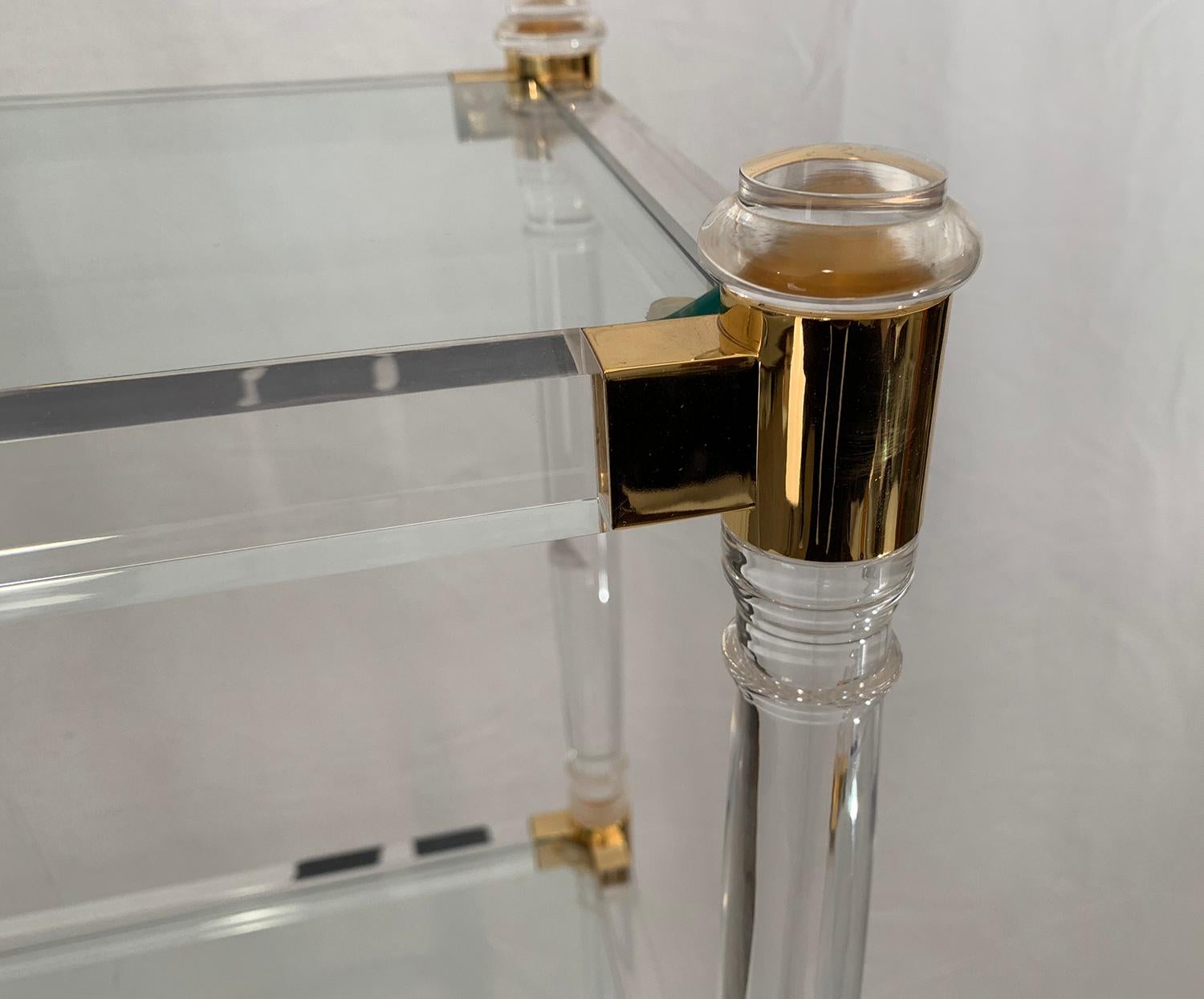 Brass and Lucite Shelves with Glass Top In Good Condition For Sale In Brussels, Brussels