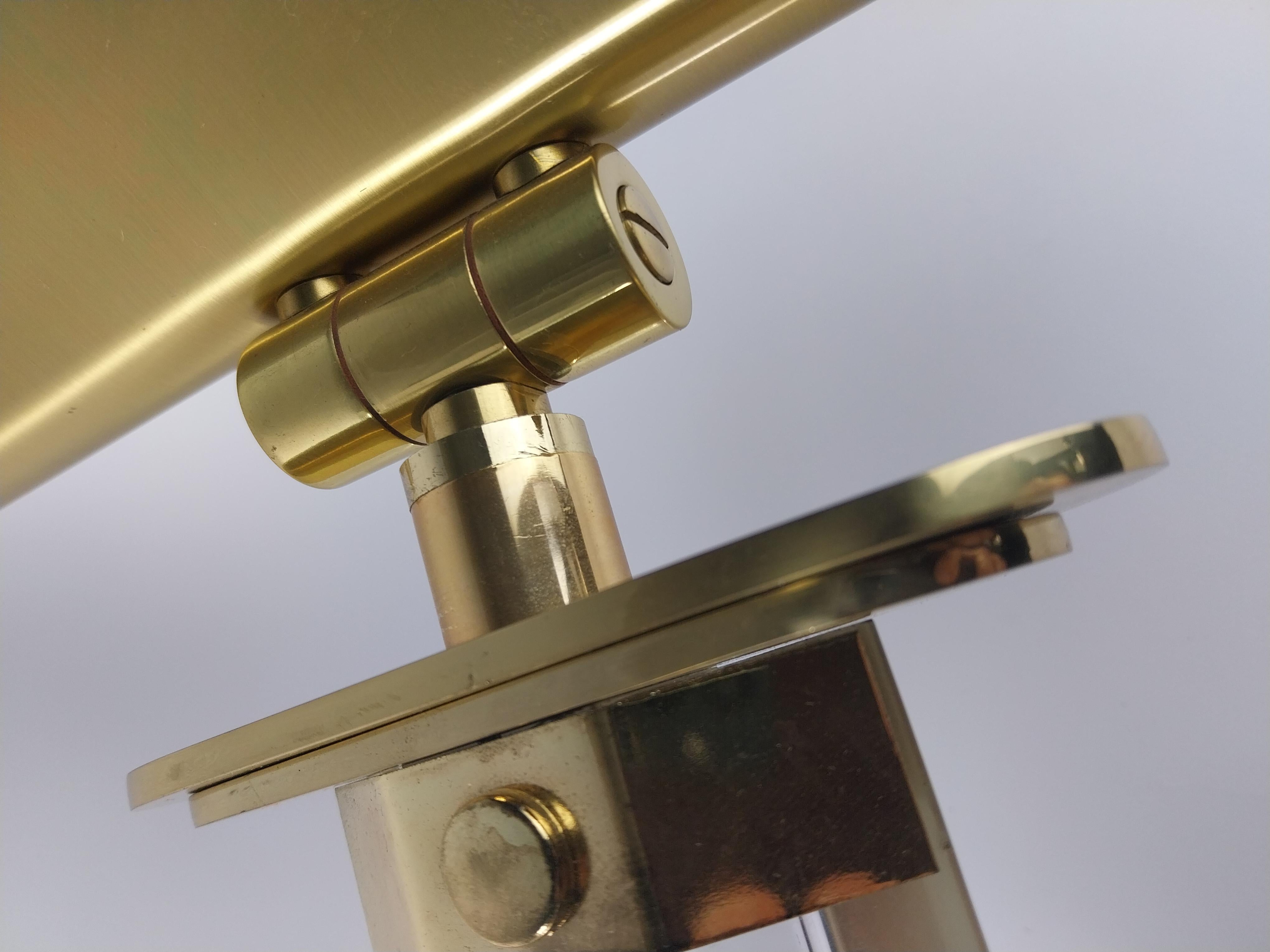 Hollywood regency style uplighter.

Made in brass and lucite.
Very elegant and classy.

Mounted on a black imitation stone ( 2 minor defects on the stone)

Working condition with a dimmer.
Delivered with a new led tube which replaces the original