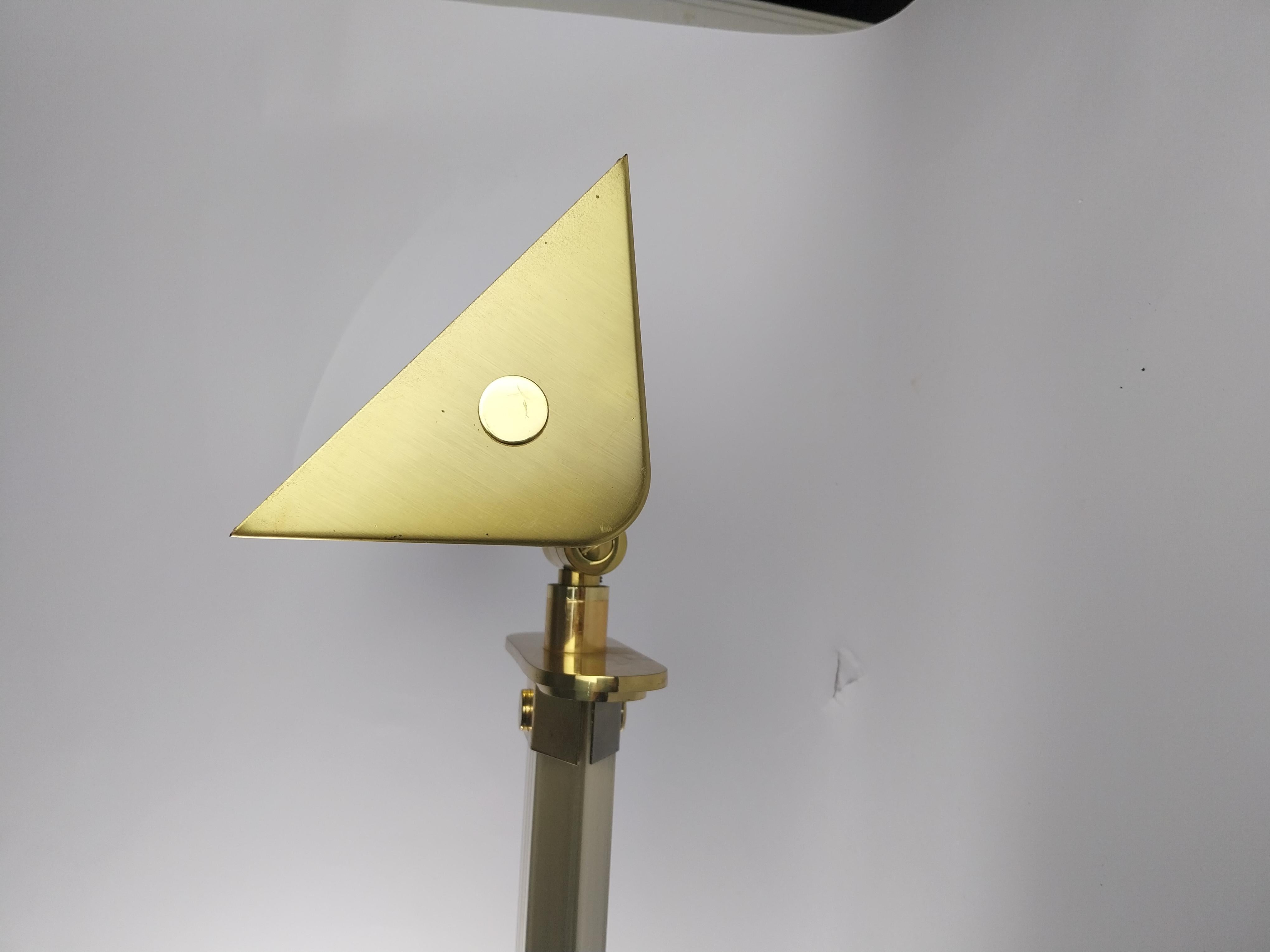 Brass and lucite hollywood regency-style italian uplighter In Fair Condition For Sale In Zemst, BE