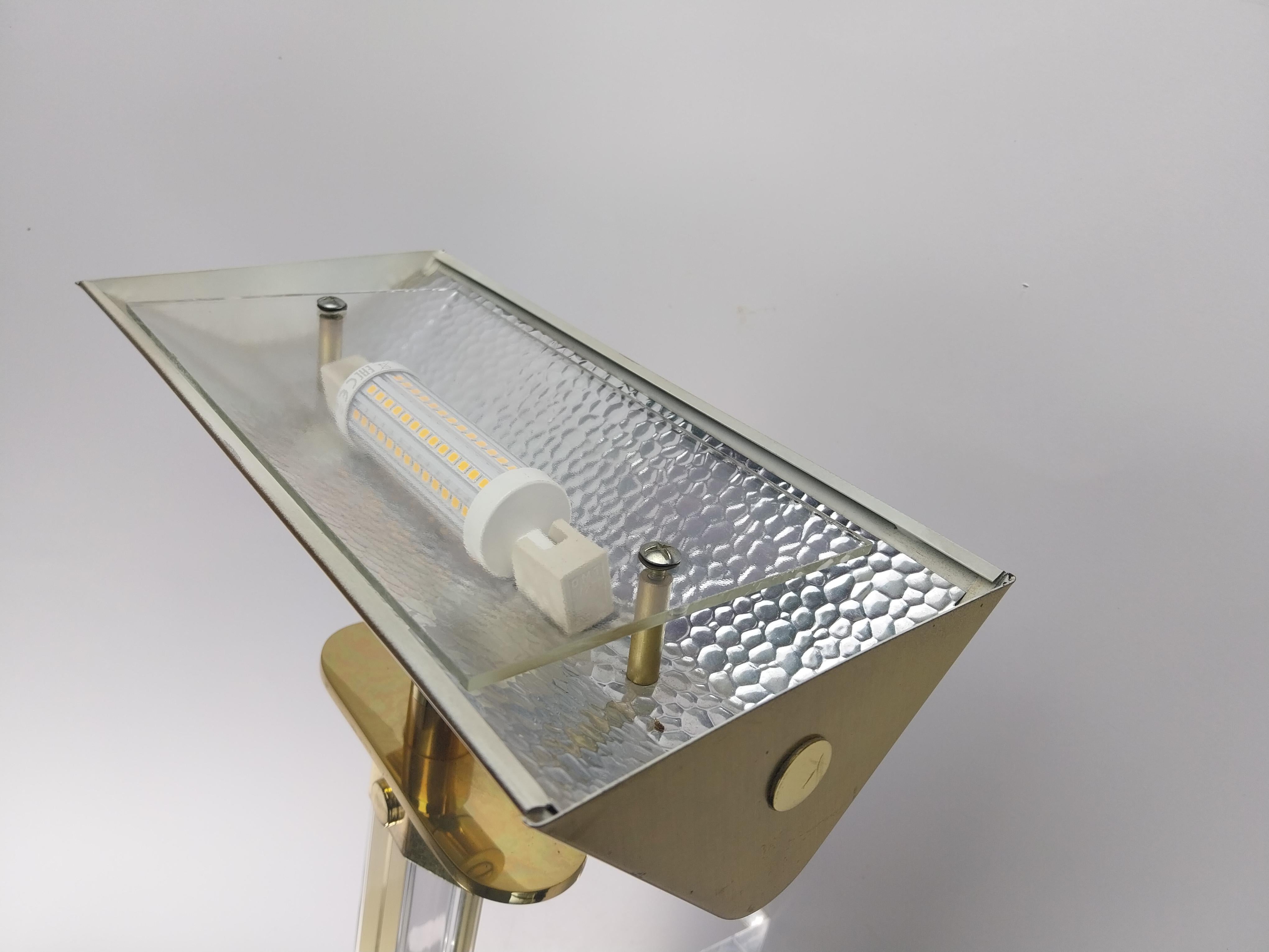 20th Century Brass and lucite hollywood regency-style italian uplighter For Sale
