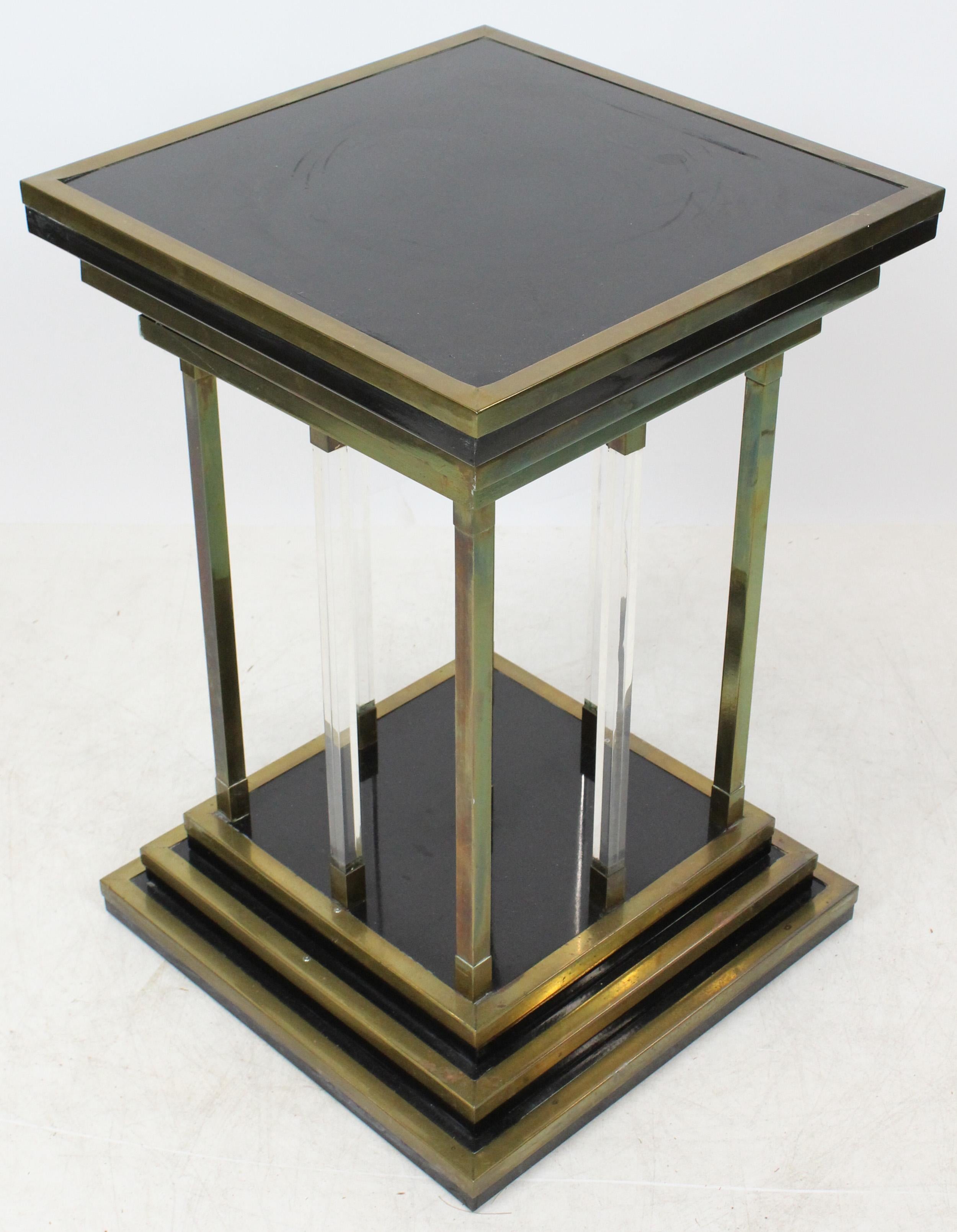 Dramatic and sleek. This is a very beautiful and sturdy pedestal for display. Of good size and strength.