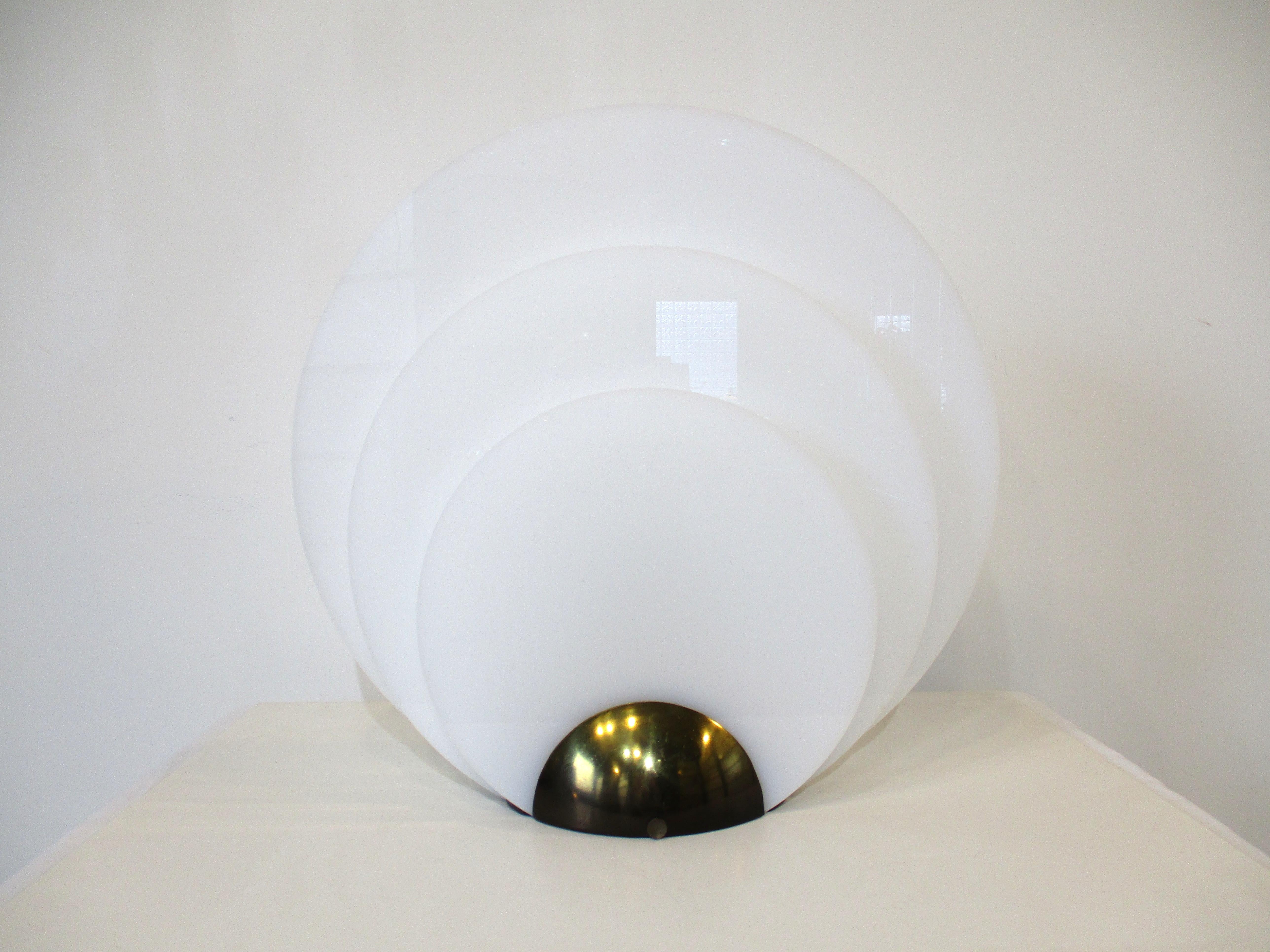Tischlampe aus Messing und Lucite von Westwood im Stil von Roger Rougier (Moderne) im Angebot