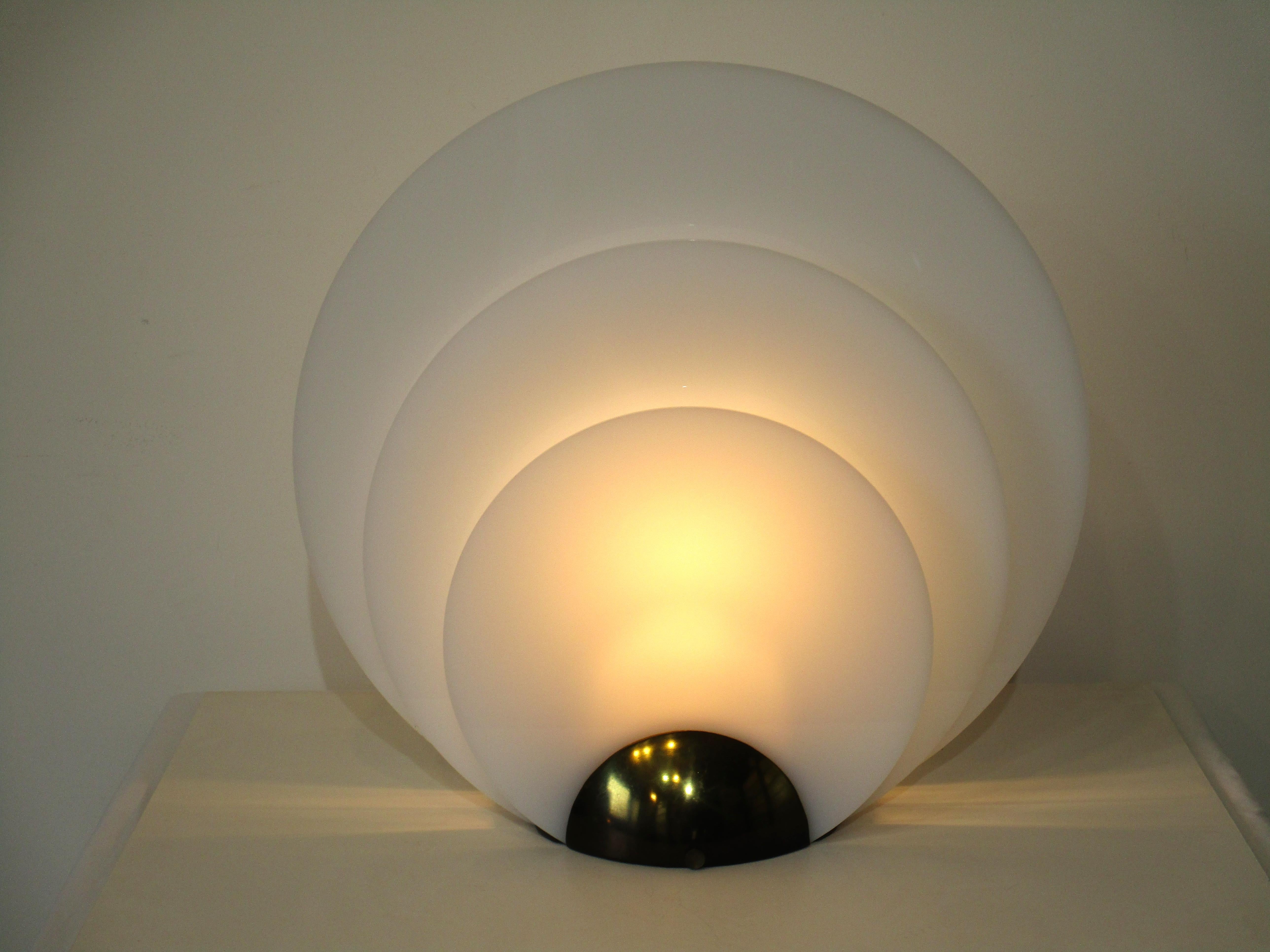 Tischlampe aus Messing und Lucite von Westwood im Stil von Roger Rougier (amerikanisch) im Angebot