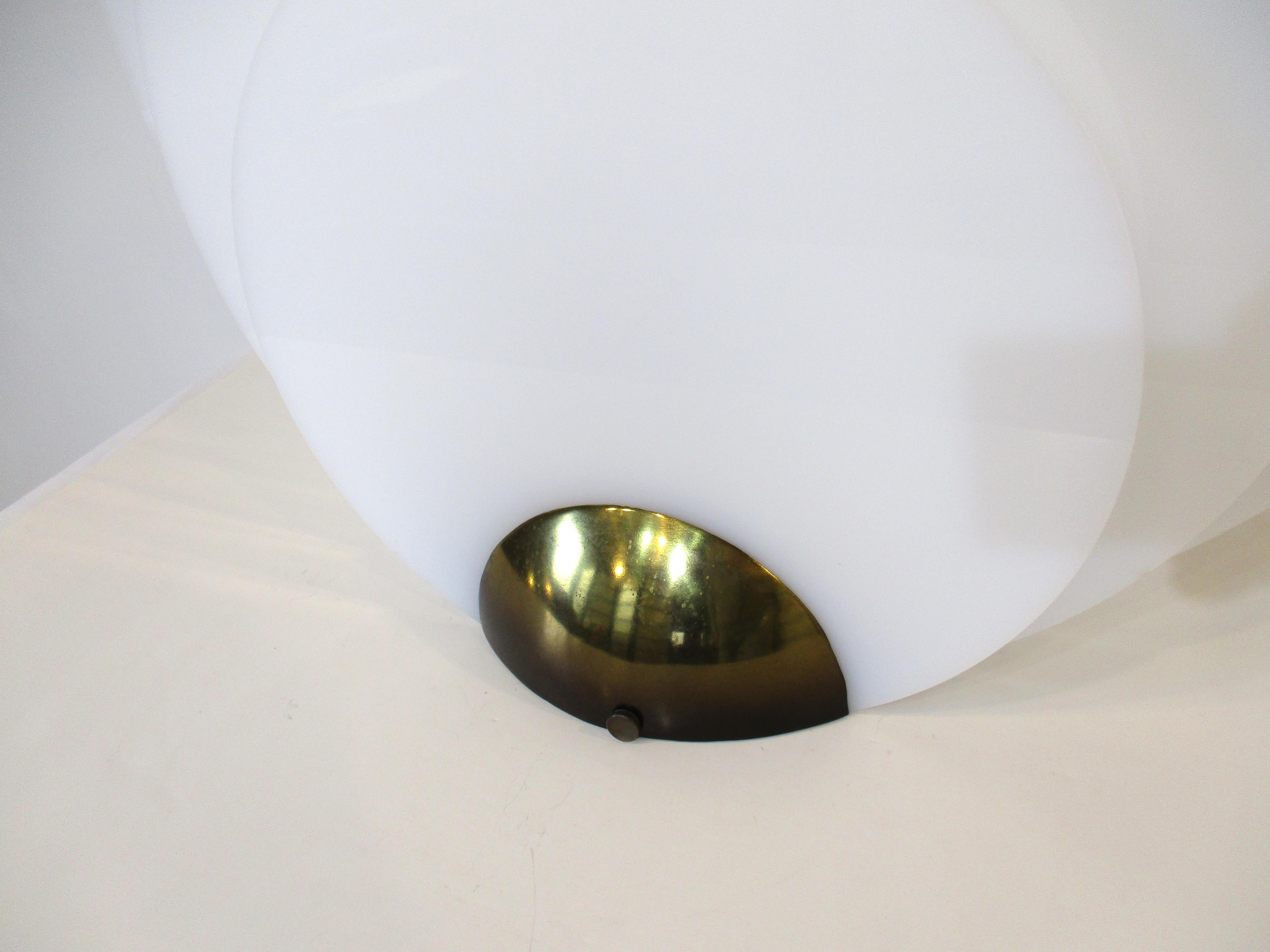 Tischlampe aus Messing und Lucite von Westwood im Stil von Roger Rougier im Angebot 1