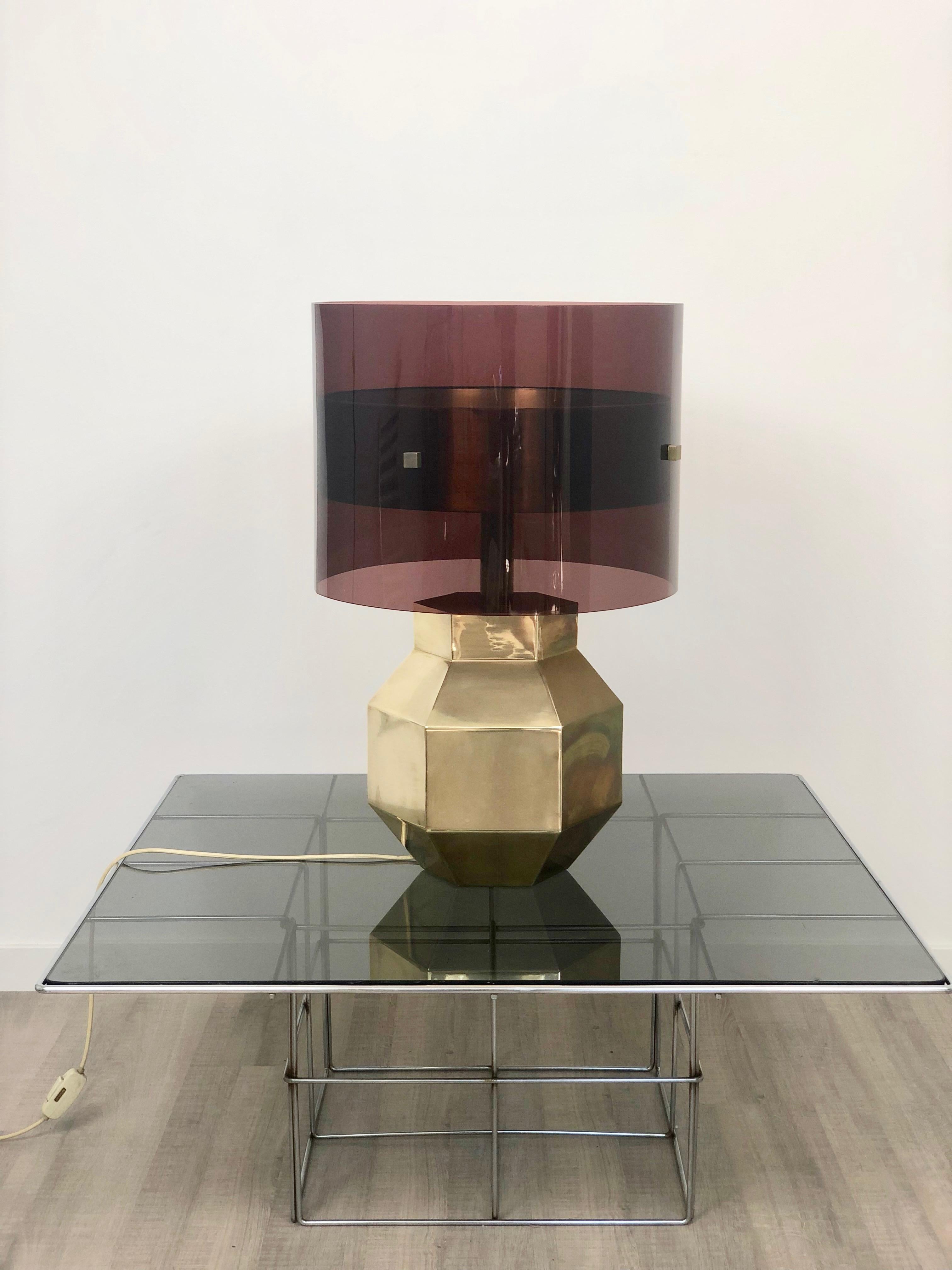 Mid-Century Modern Brass and Lucite Table Lamp Hexagonal Base, 1970s, Italy For Sale