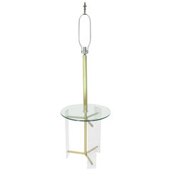 Lampadaire à pieds tripodes en laiton et Lucite et table d'appoint en verre