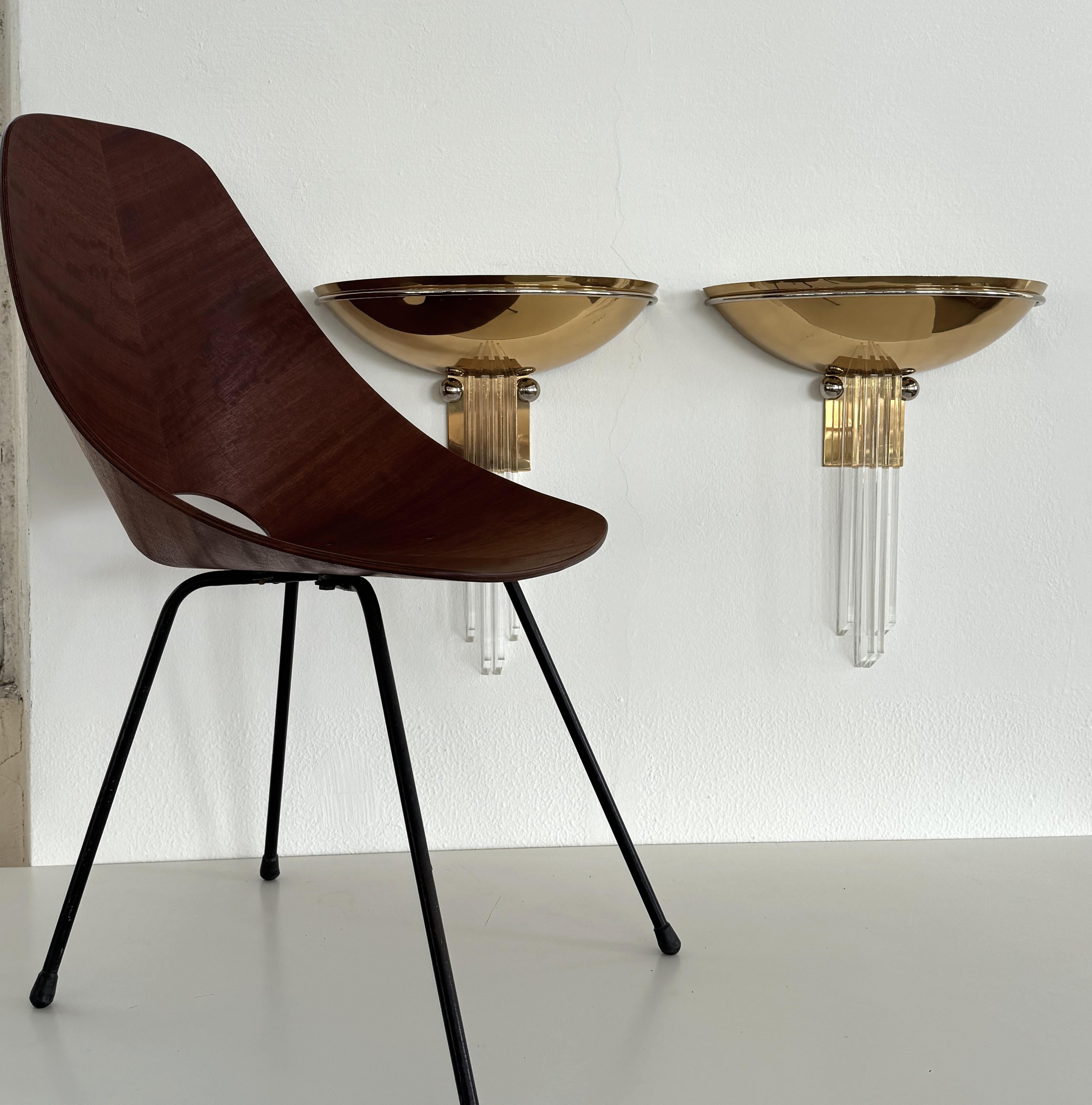 Applique in ottone e lucite di Vereinigte Werkstätten, anni '60

Bellissima coppia di grandi lampade da parete in ottone, nichel e lucite.
Prodotto in Germania negli anni '70, di ottima fattura e con i migliori materiali.
Le lampade riflettono la