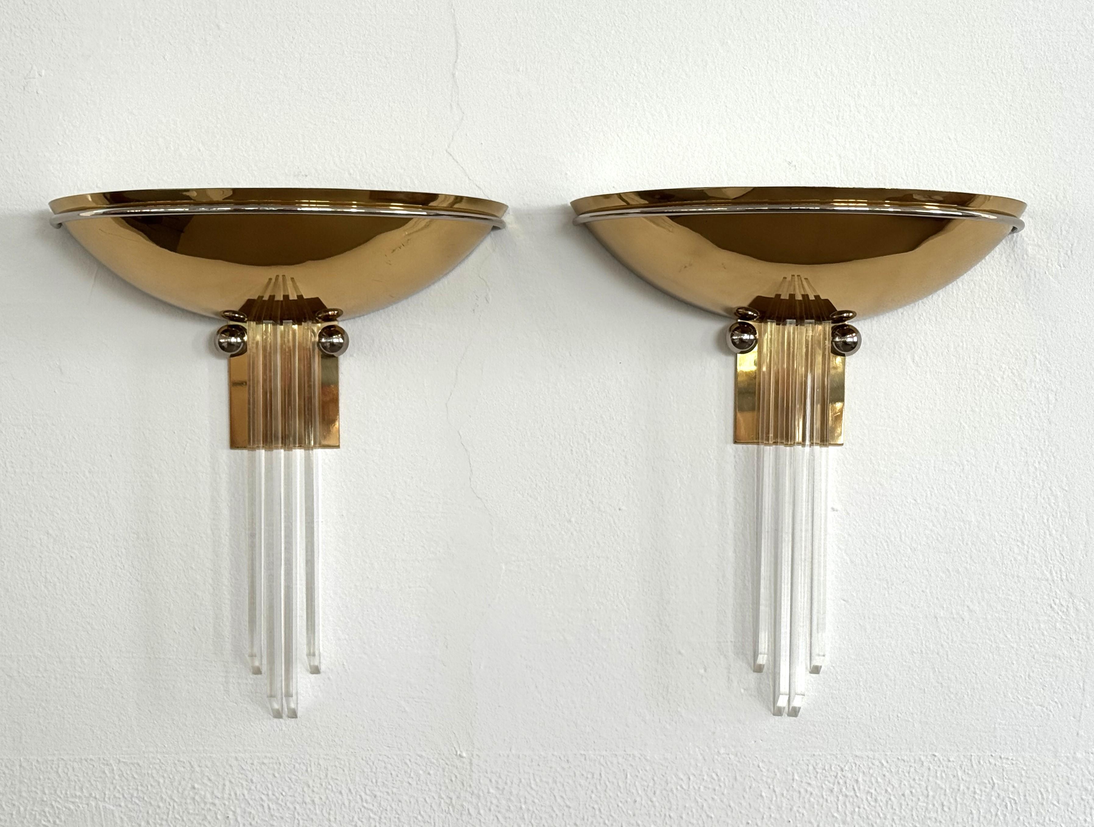 Mid-Century moderno Applique in ottone e lucite di Vereinigte Werkstätten, anni '60 in vendita