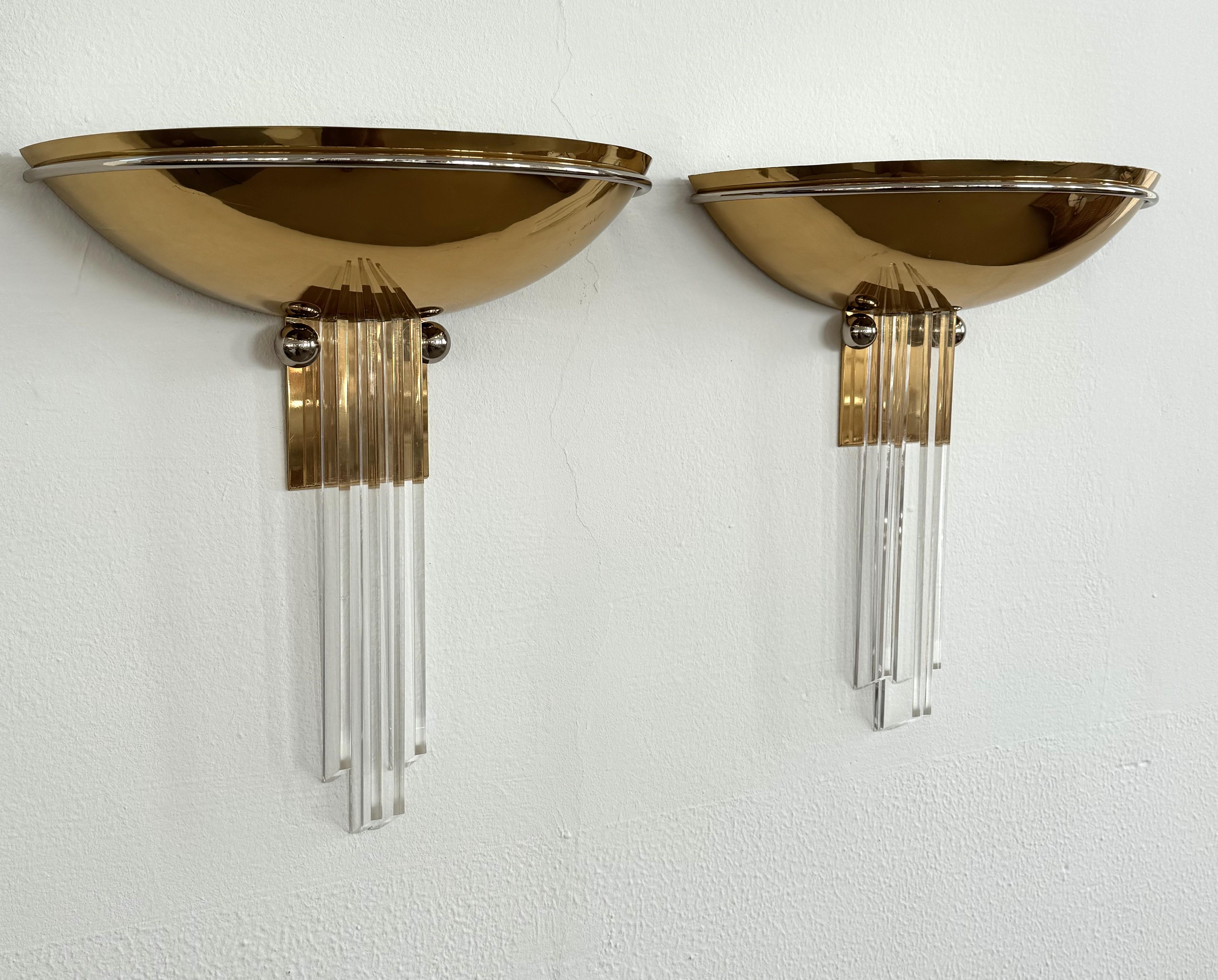 Fatto a mano Applique in ottone e lucite di Vereinigte Werkstätten, anni '60 in vendita