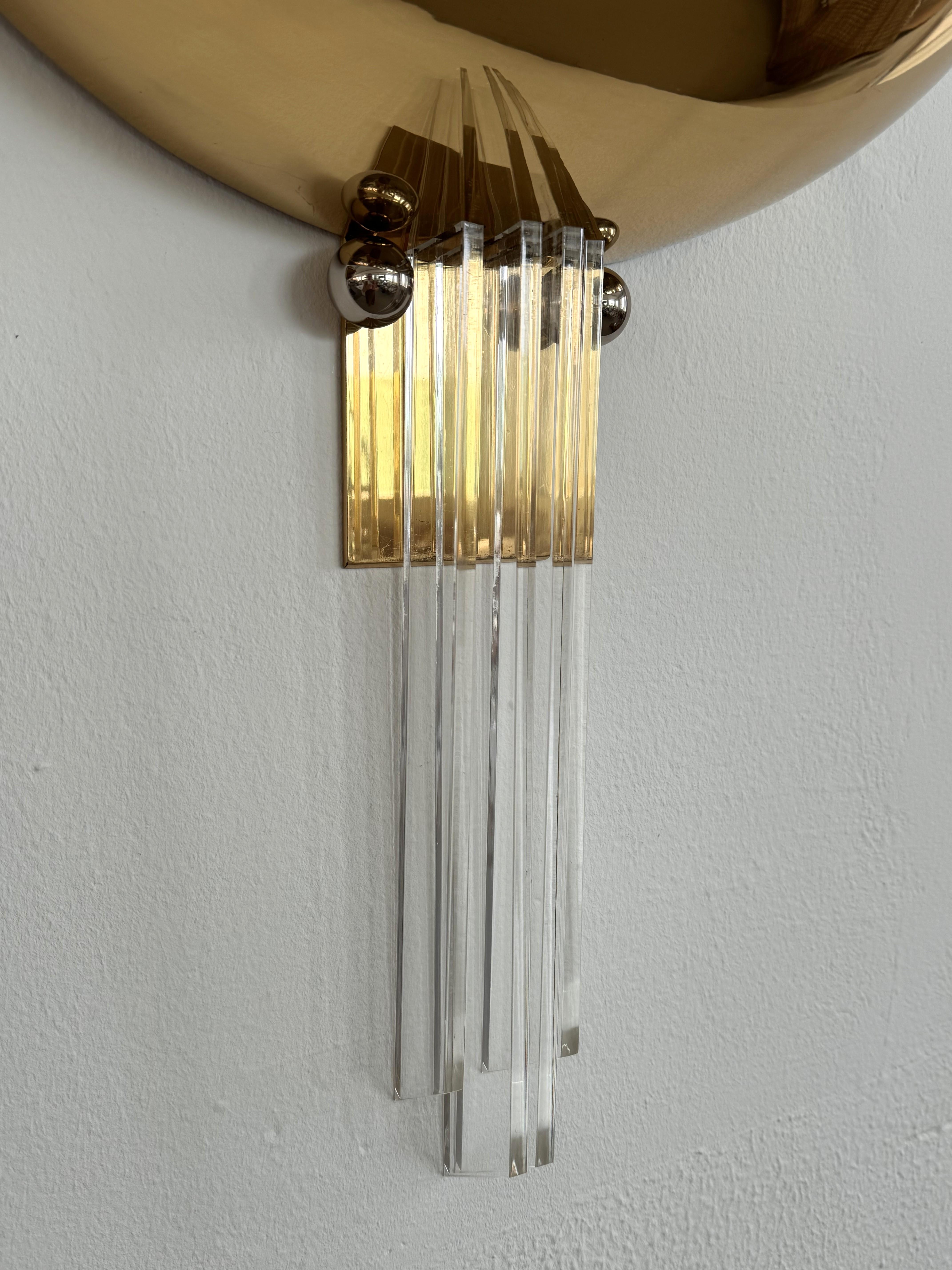 Metà XX secolo Applique in ottone e lucite di Vereinigte Werkstätten, anni '60 in vendita