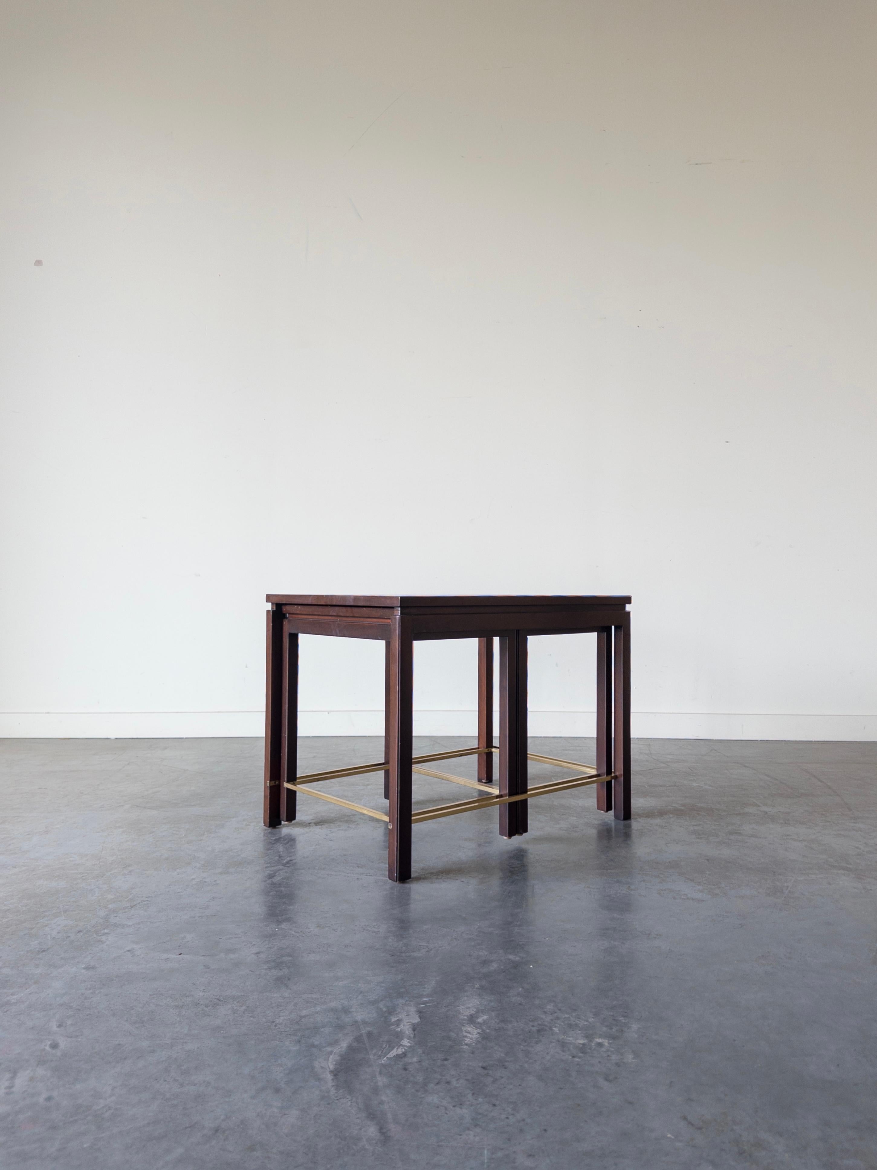 Ensemble de tables gigognes Edward Wormley for Dunbar, laiton et acajou, années 1960.

Tables gigognes : 20.75 