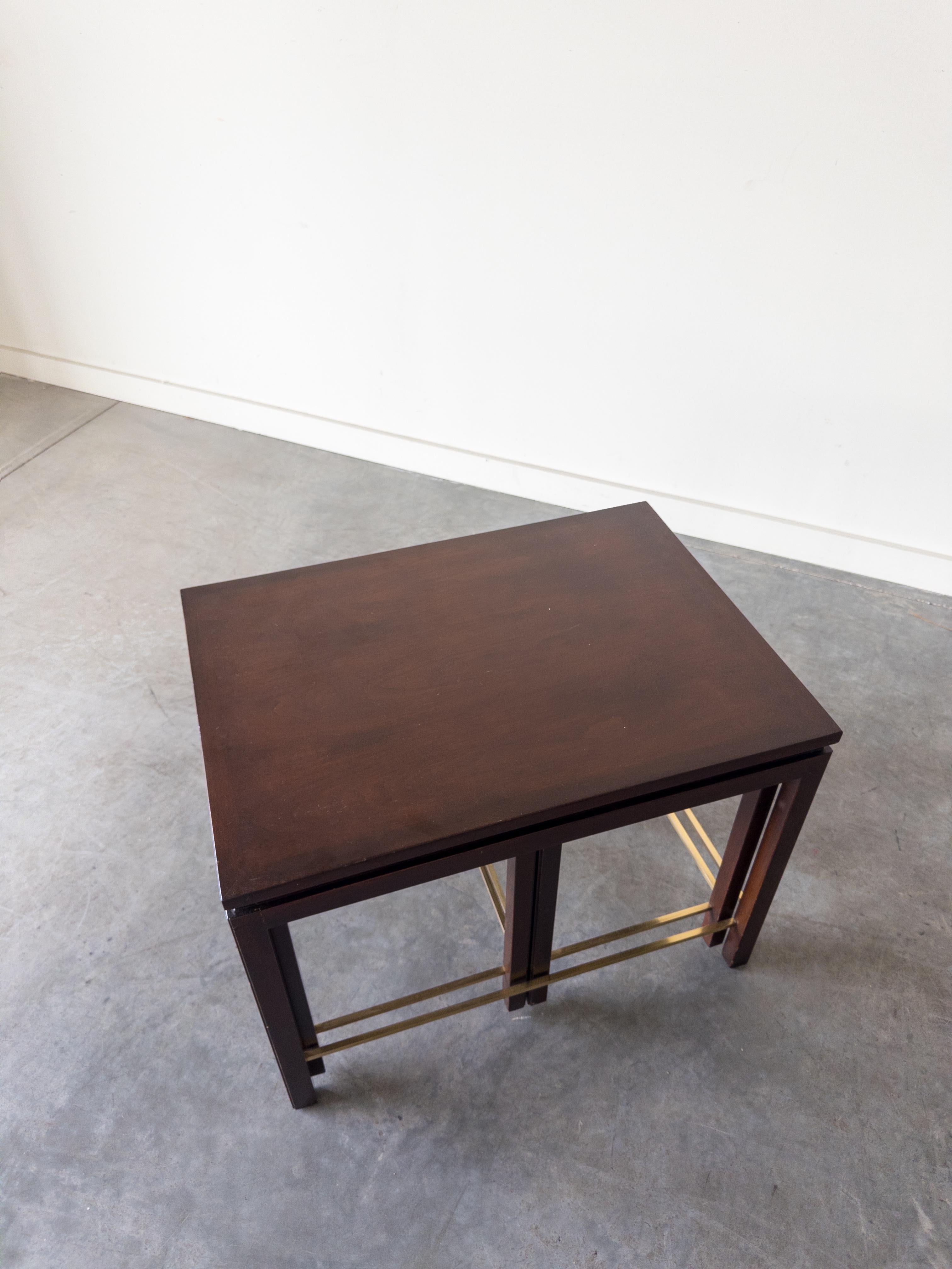 Mid-Century Modern Ensemble de tables gigognes en laiton et acajou par Edward Wormley pour Dunbar en vente